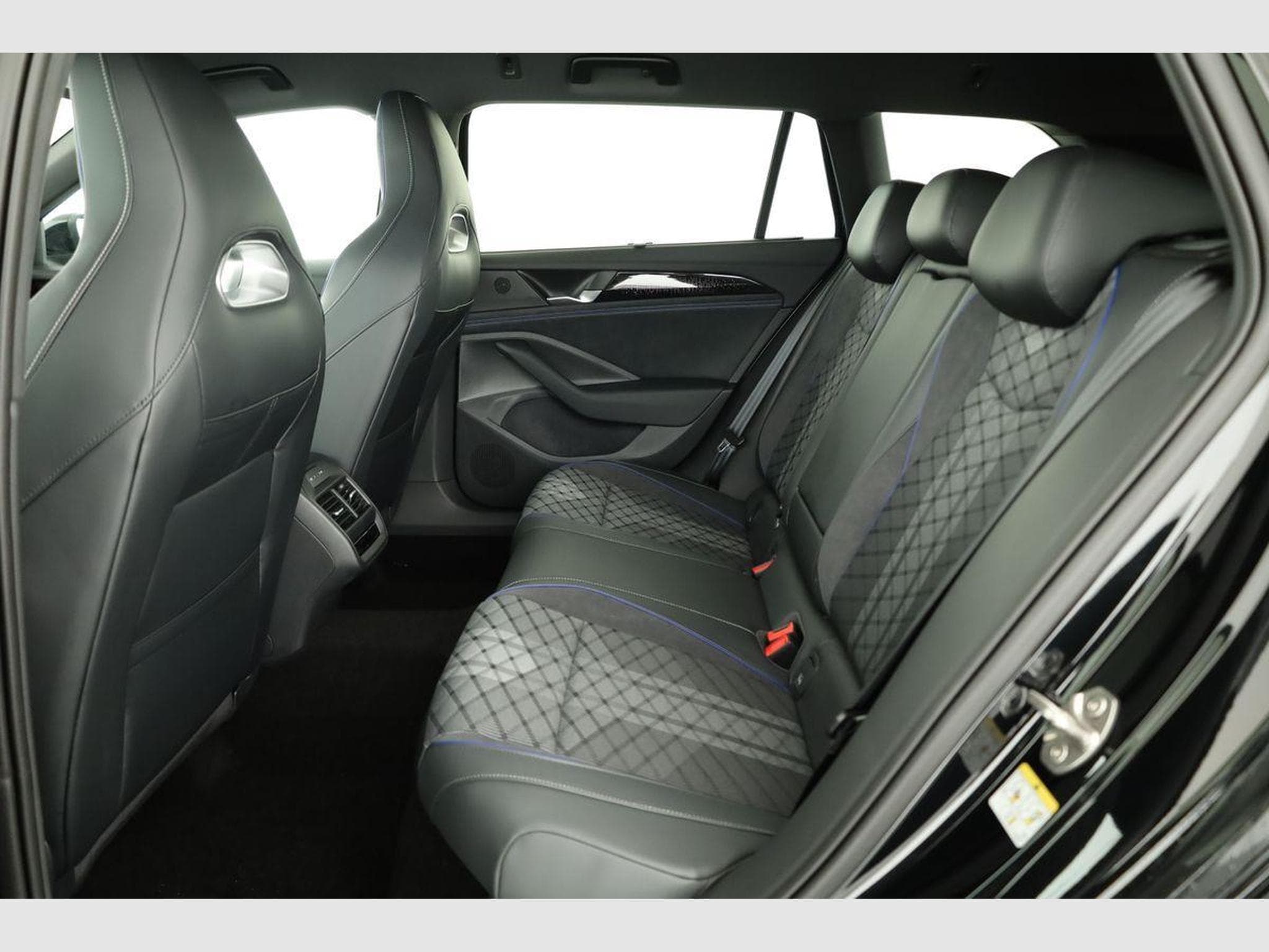 VW Passat Variant 2.0 TDI 142 kW 4Motion R-Line (2026) - Photo 10