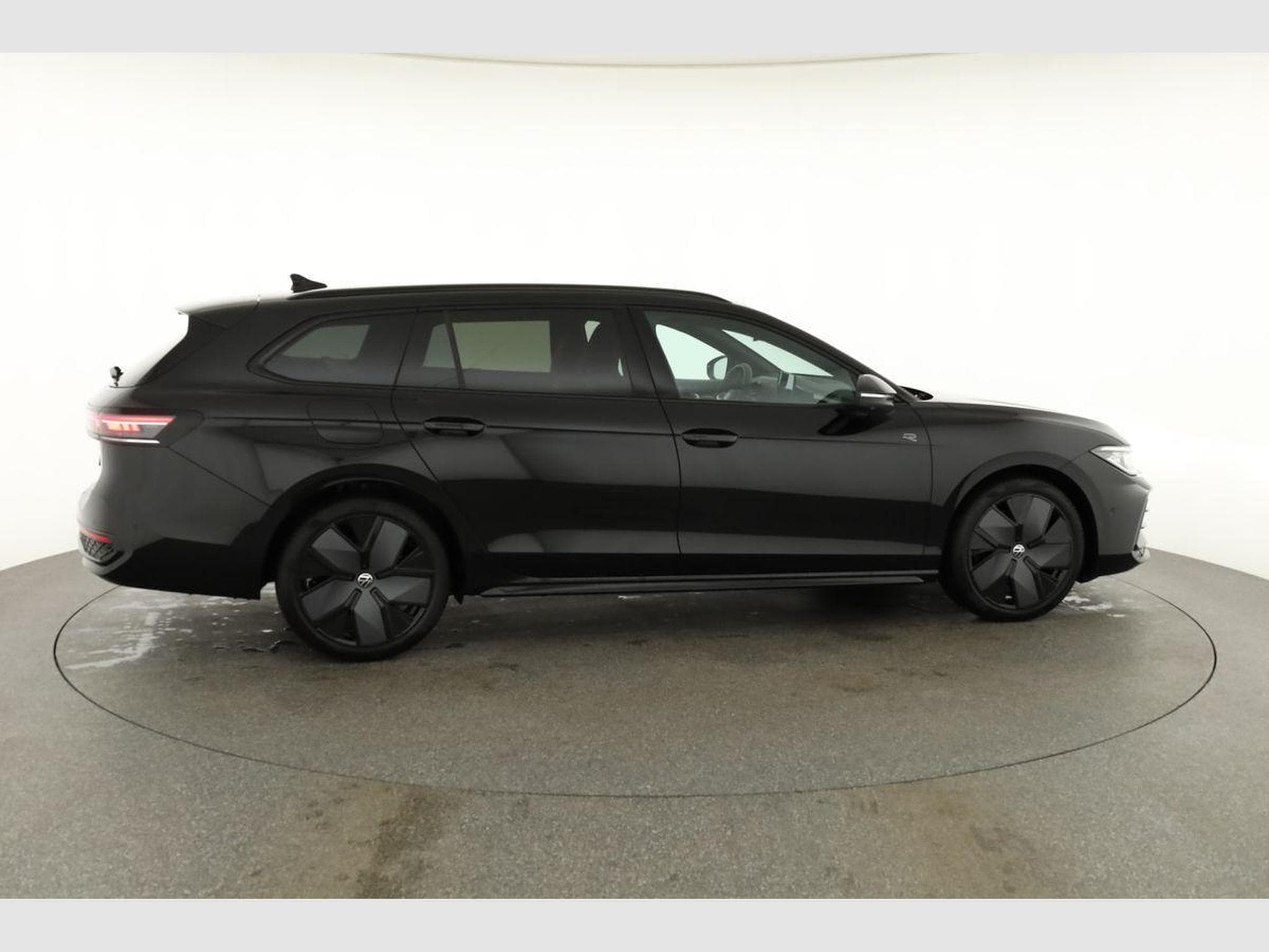 VW Passat Variant 2.0 TDI 142 kW 4Motion R-Line (2026) - Photo 21
