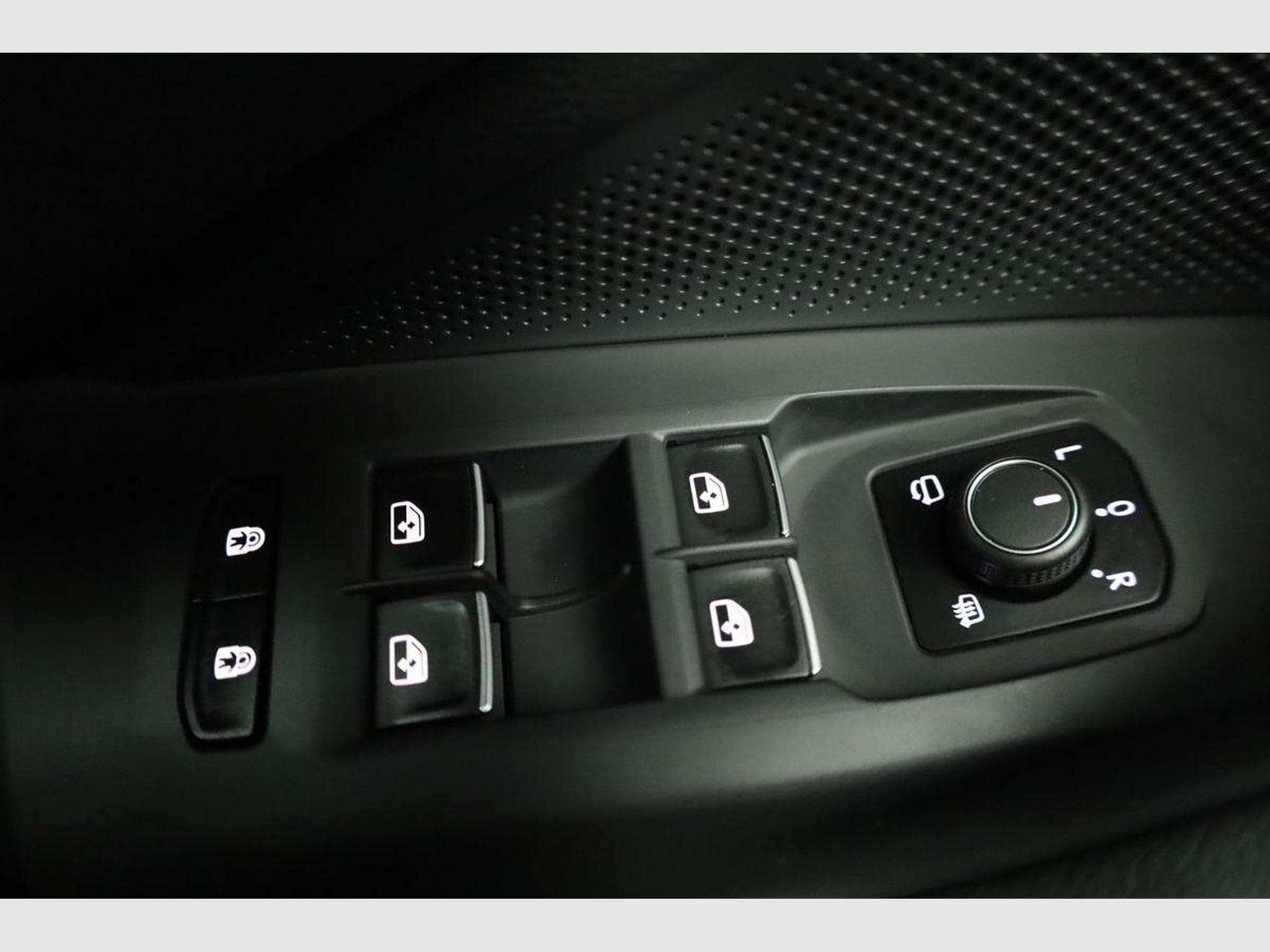 VW Passat Variant 2.0 TDI 142 kW 4Motion R-Line (2026) - Photo 7