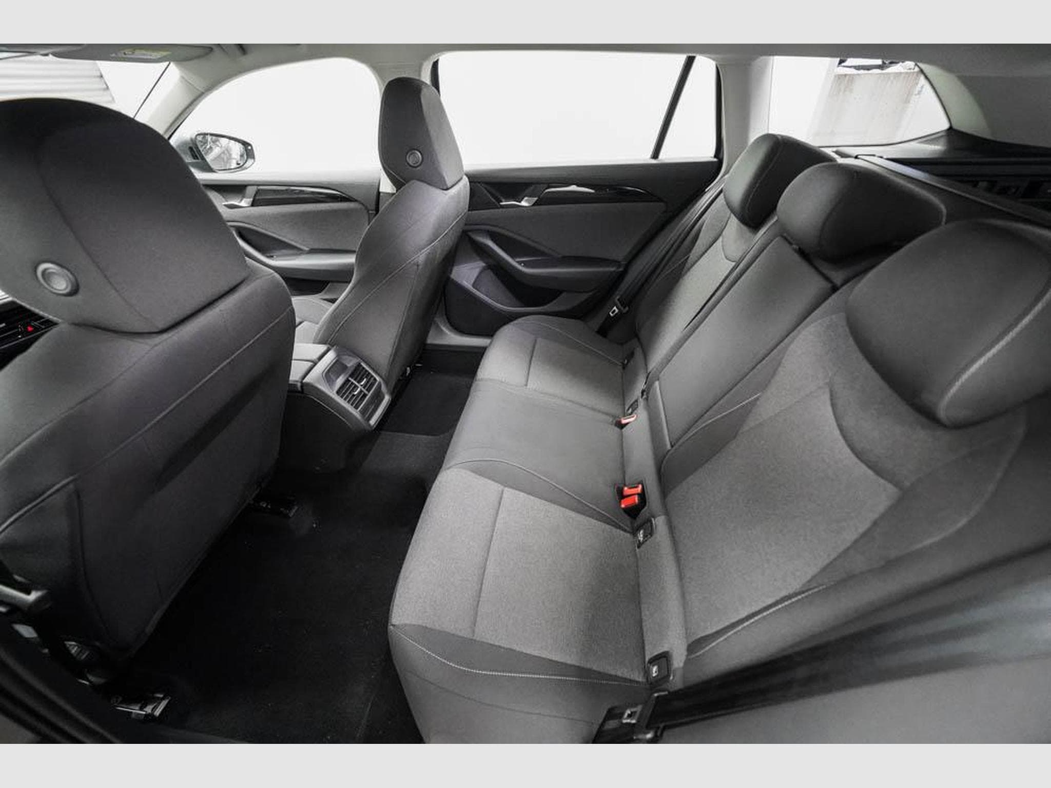 VW Passat Variant 1,5 TSI (2025) - Photo 17