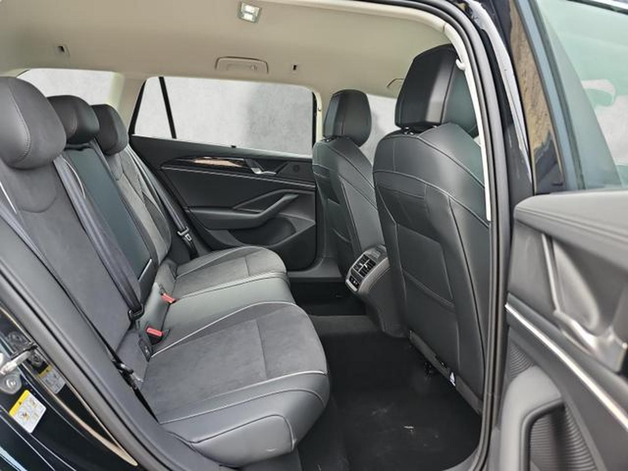 VW Passat Variant 2.0 TDI 110 kW Elegance (2026) - Photo 13