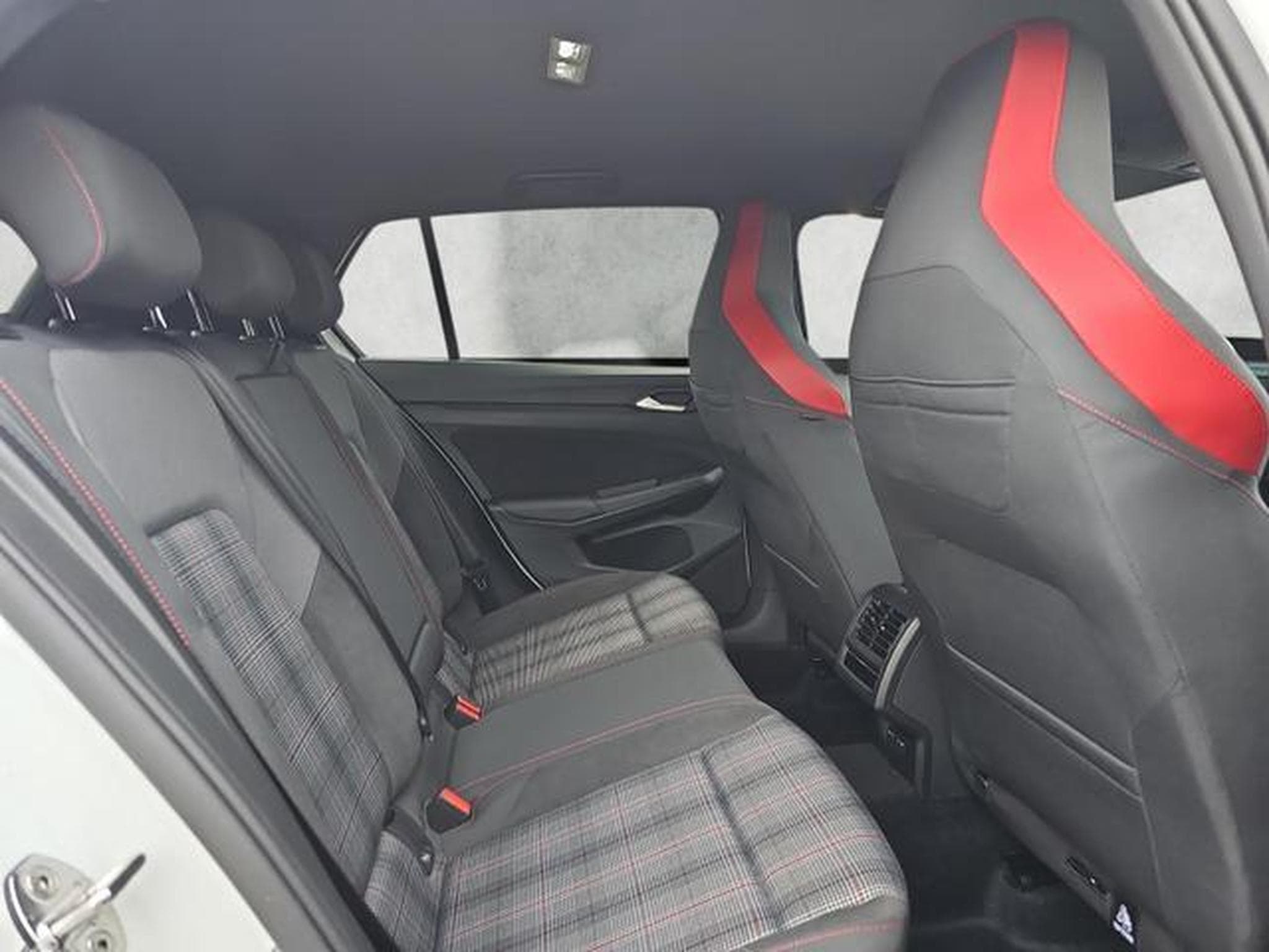 VW Golf 2.0 TSI 195 kW GTI (2026) - Photo 13