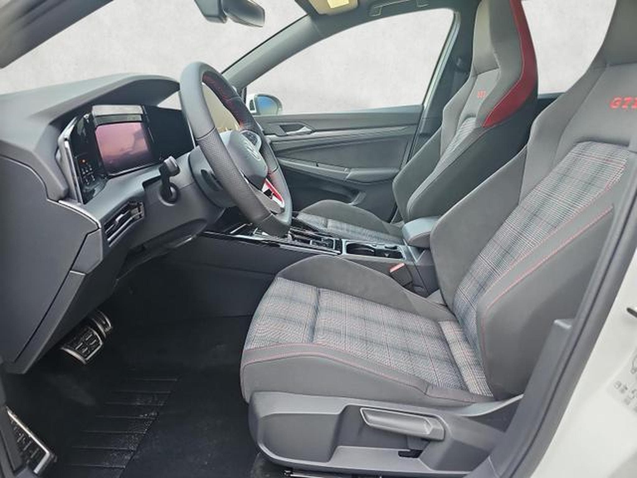 VW Golf 2.0 TSI 195 kW GTI (2026) - Photo 9