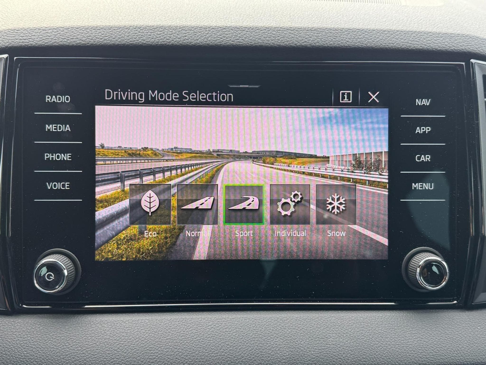 Skoda Karoq 2,0 TSI 4x4 (2026) - Photo 18