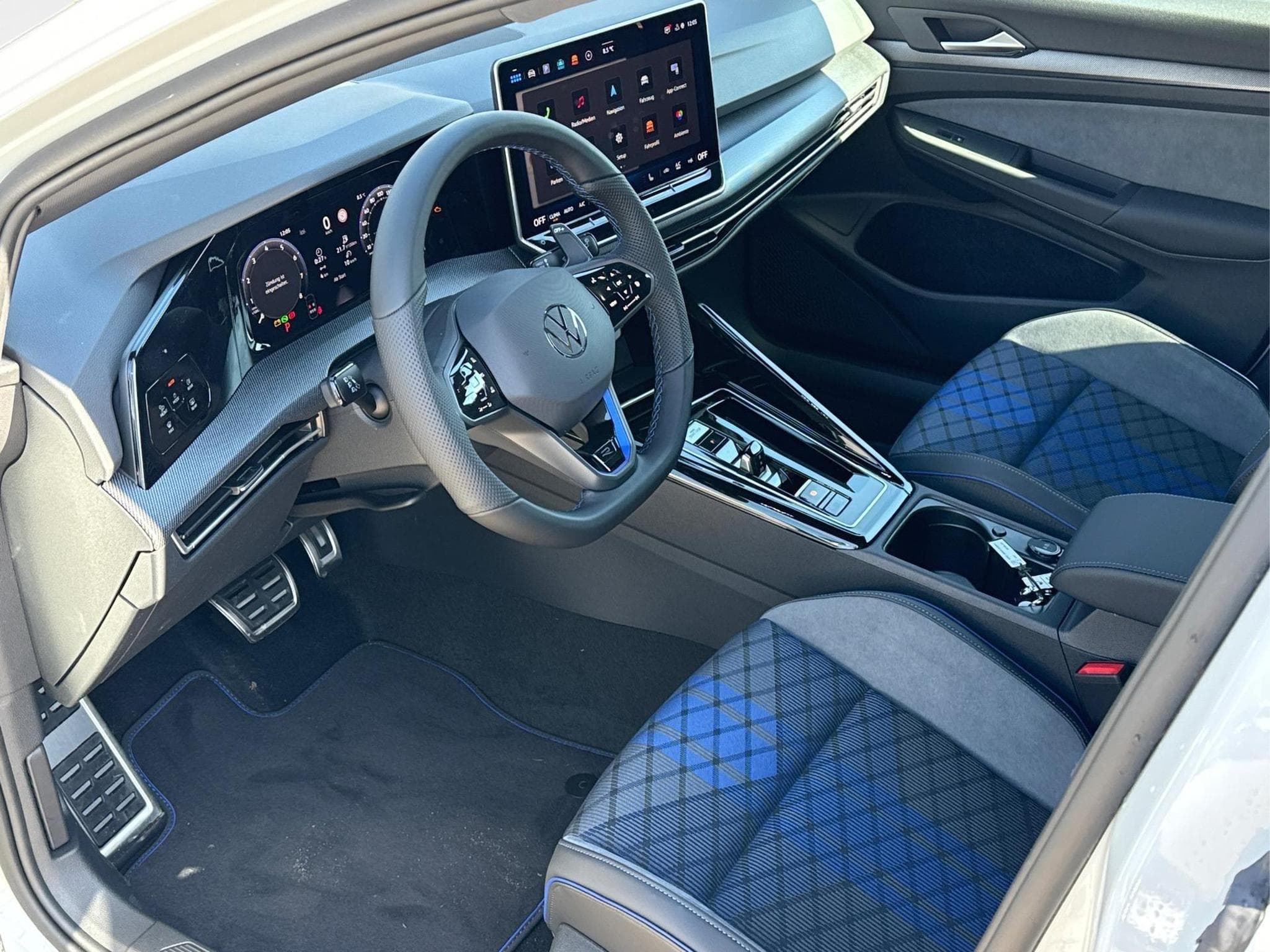 VW Golf R (2026) - Photo 9