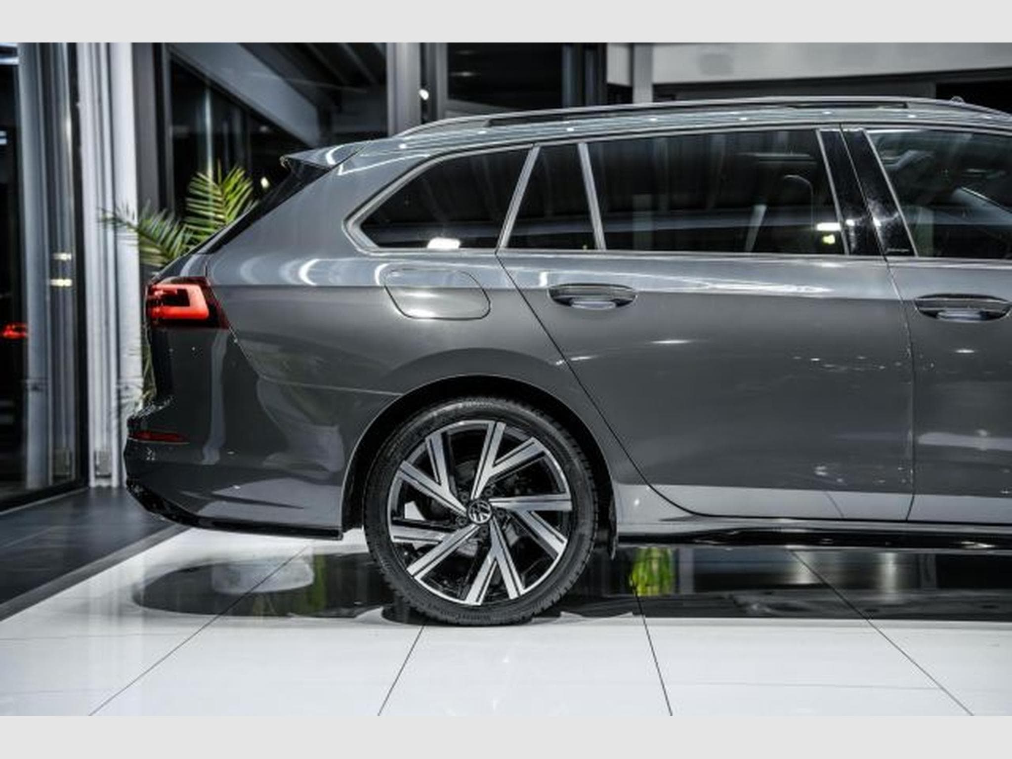 VW Golf Golf 8 Var 2.0 TDI DSG R-Line RFK AHK LED PANO (2021) - Foto 8