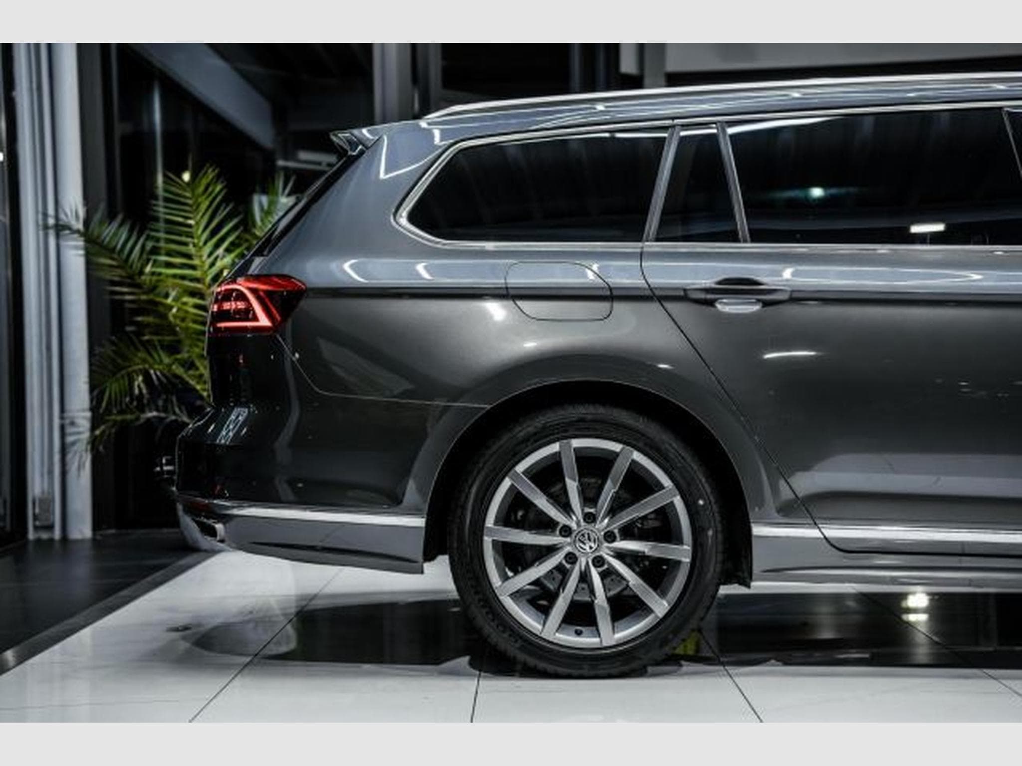 VW Passat Passat 2.0 TDI DSG Highl. 2x R-Line 4Mo NAVI AHK (2016) - Foto 9