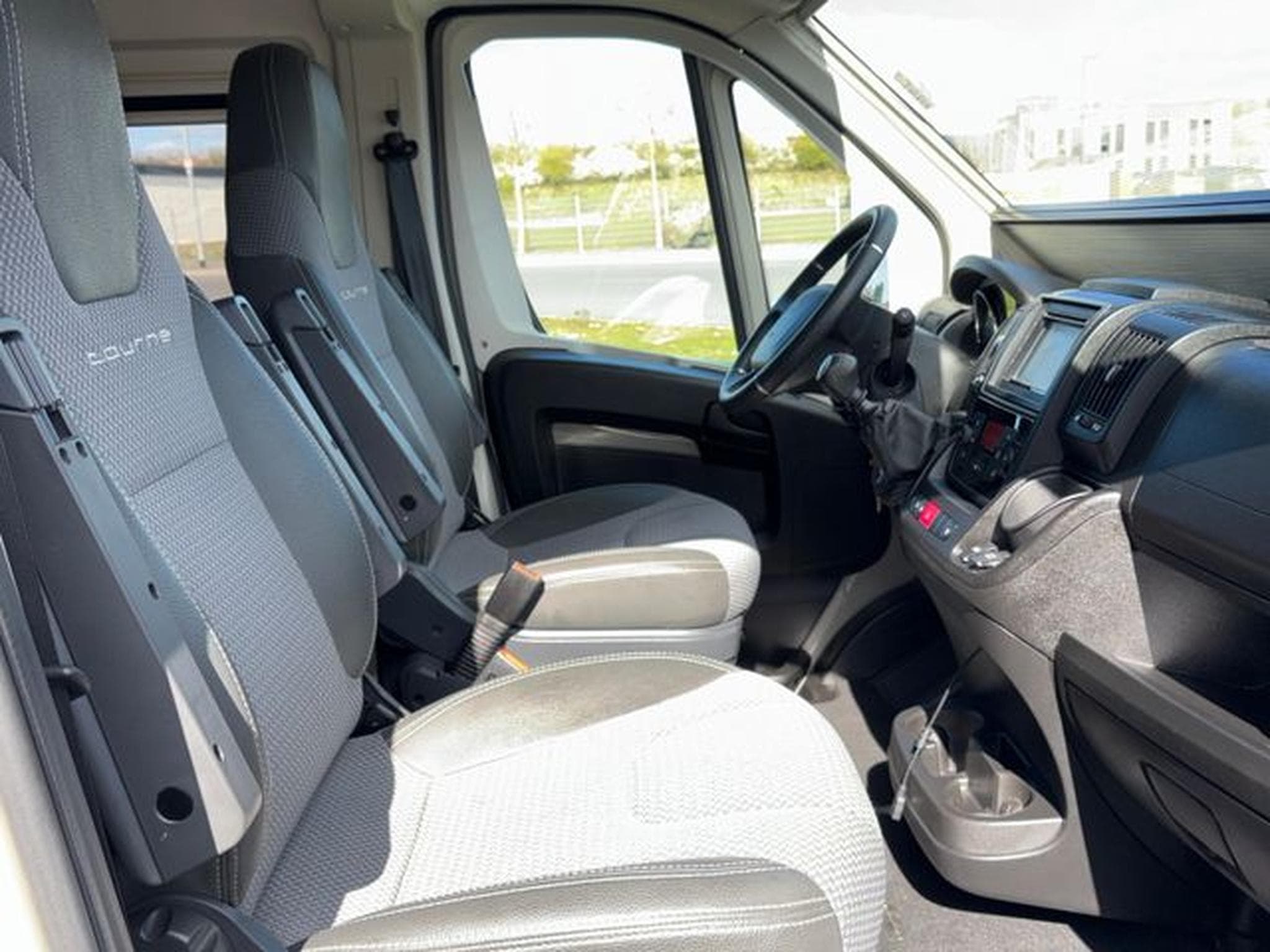 Tourne Mobile Grey Edt. 435,2.2 BlueHDI165,6.4m, Li 144 (2022) - Photo 4