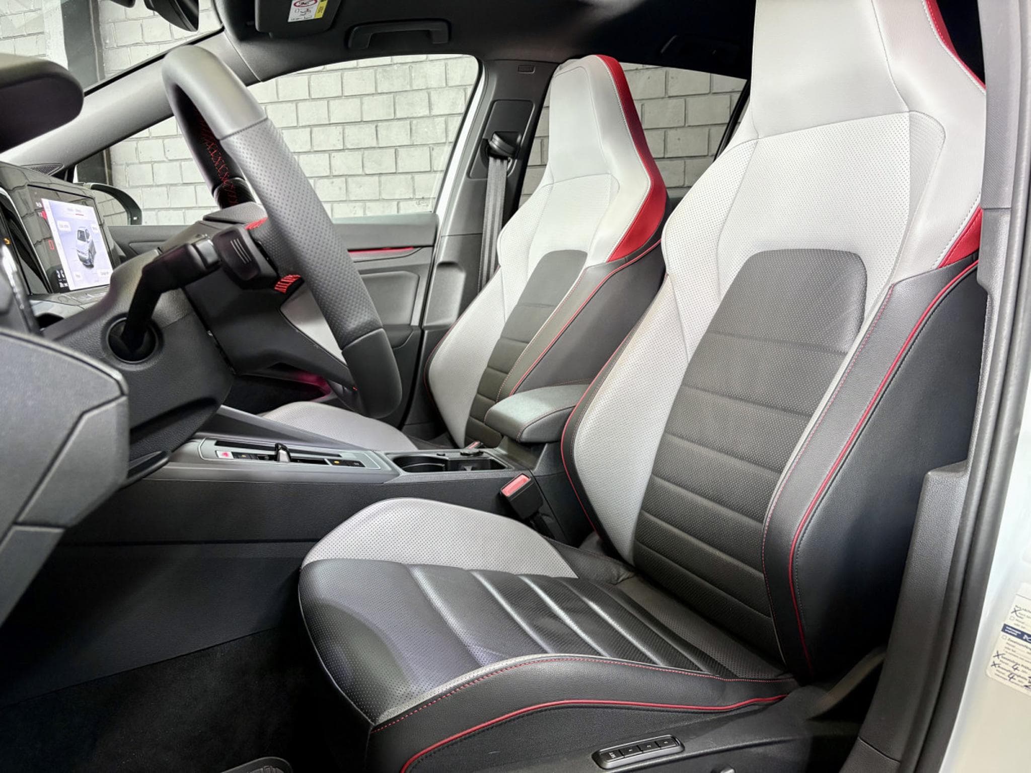 VW Golf GTI Clubsport 2.0 TSI 300CV DSG7 ** Cuir ** (2021) - Photo 7