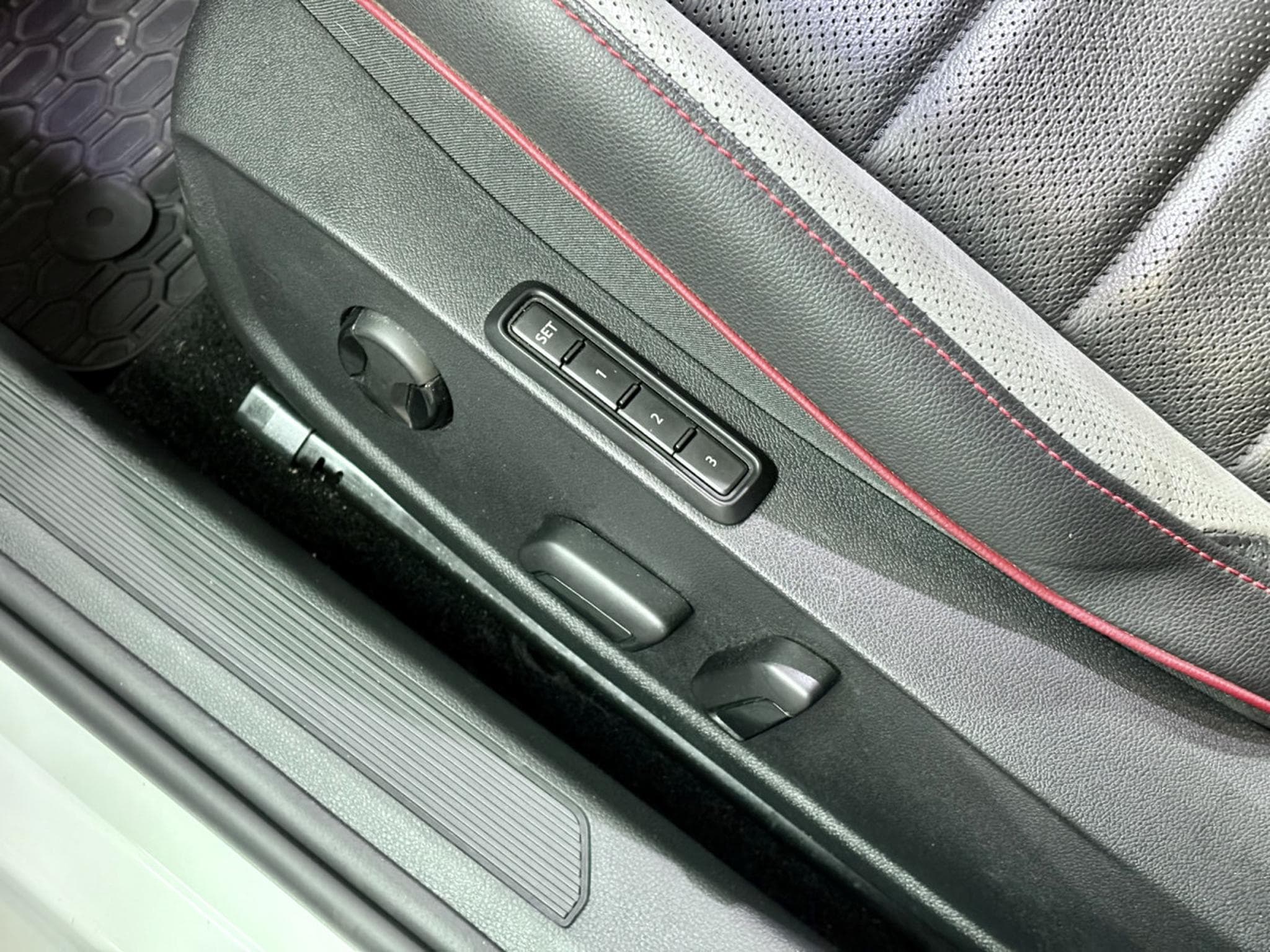 VW Golf GTI Clubsport 2.0 TSI 300CV DSG7 ** Cuir ** (2021) - Photo 9