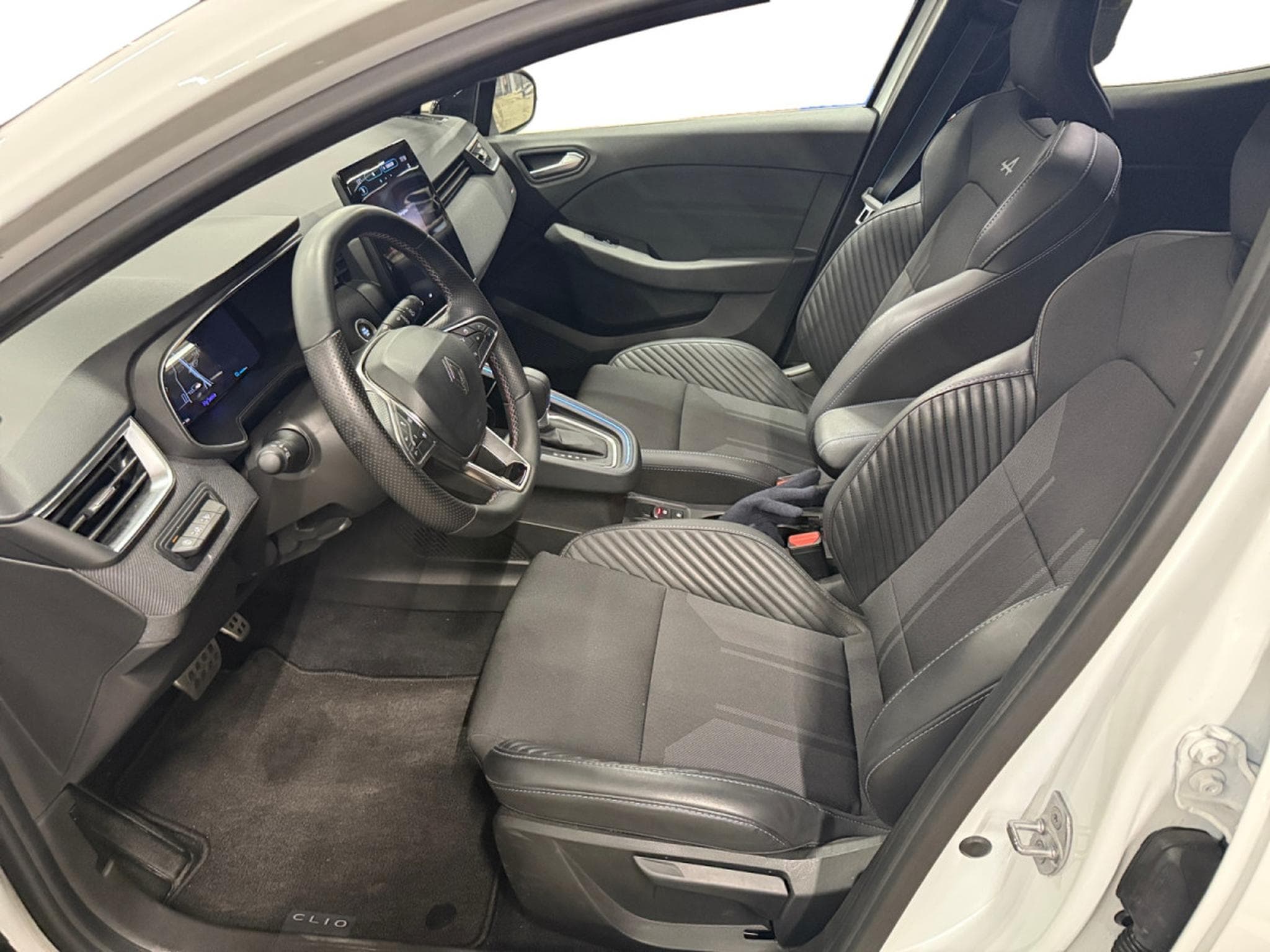 Renault Clio 1.6 Tce E-TECH Hybrid Esprit Alpine EDC (2025) - Photo 8
