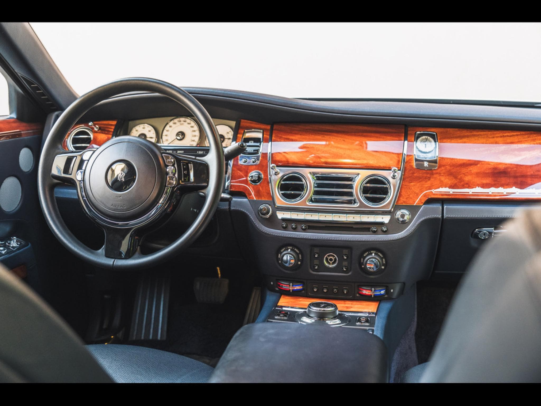 Rolls-Royce Ghost 6.6 V12 ALPINE TRIAL CENTENARY 1/35 (2013) - Photo 16