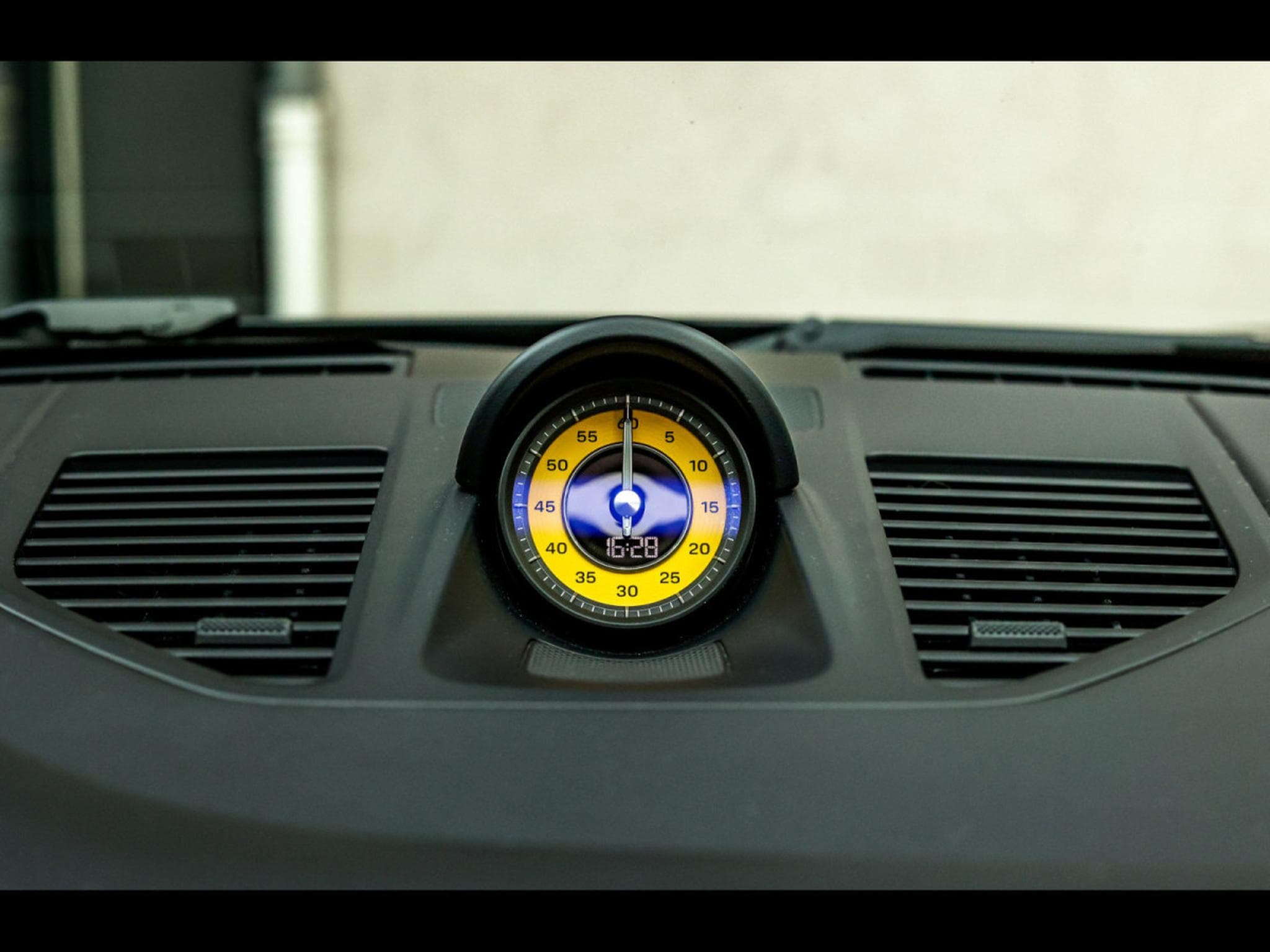 Porsche 911 .1 911 TURBO S COUPE PDK – AEROKIT NOIR (2021) - Photo 16