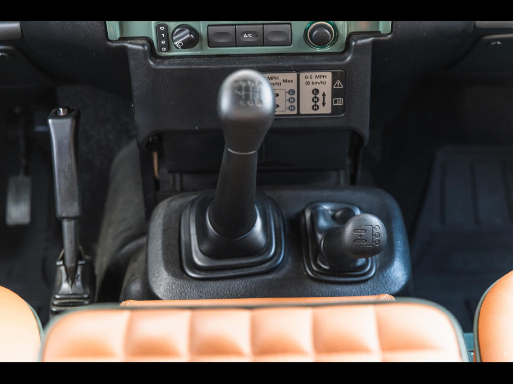 Land-Rover Defender III 90 TD4 2.2L SOFT TOP (2013) - Photo 16