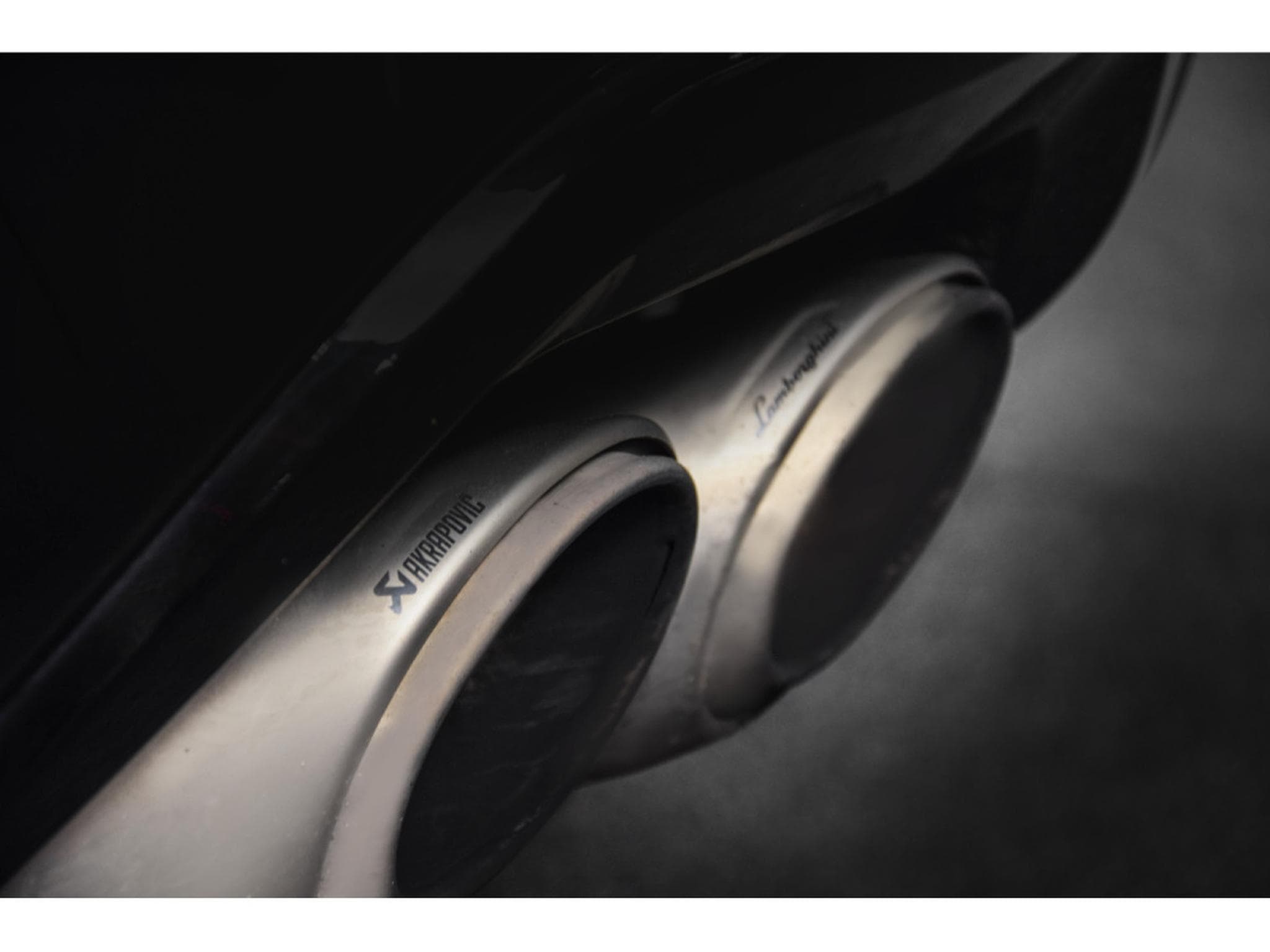 Lamborghini Urus V8 AKRAPOVIC - GRIGIO KERES (2022) - Photo 13