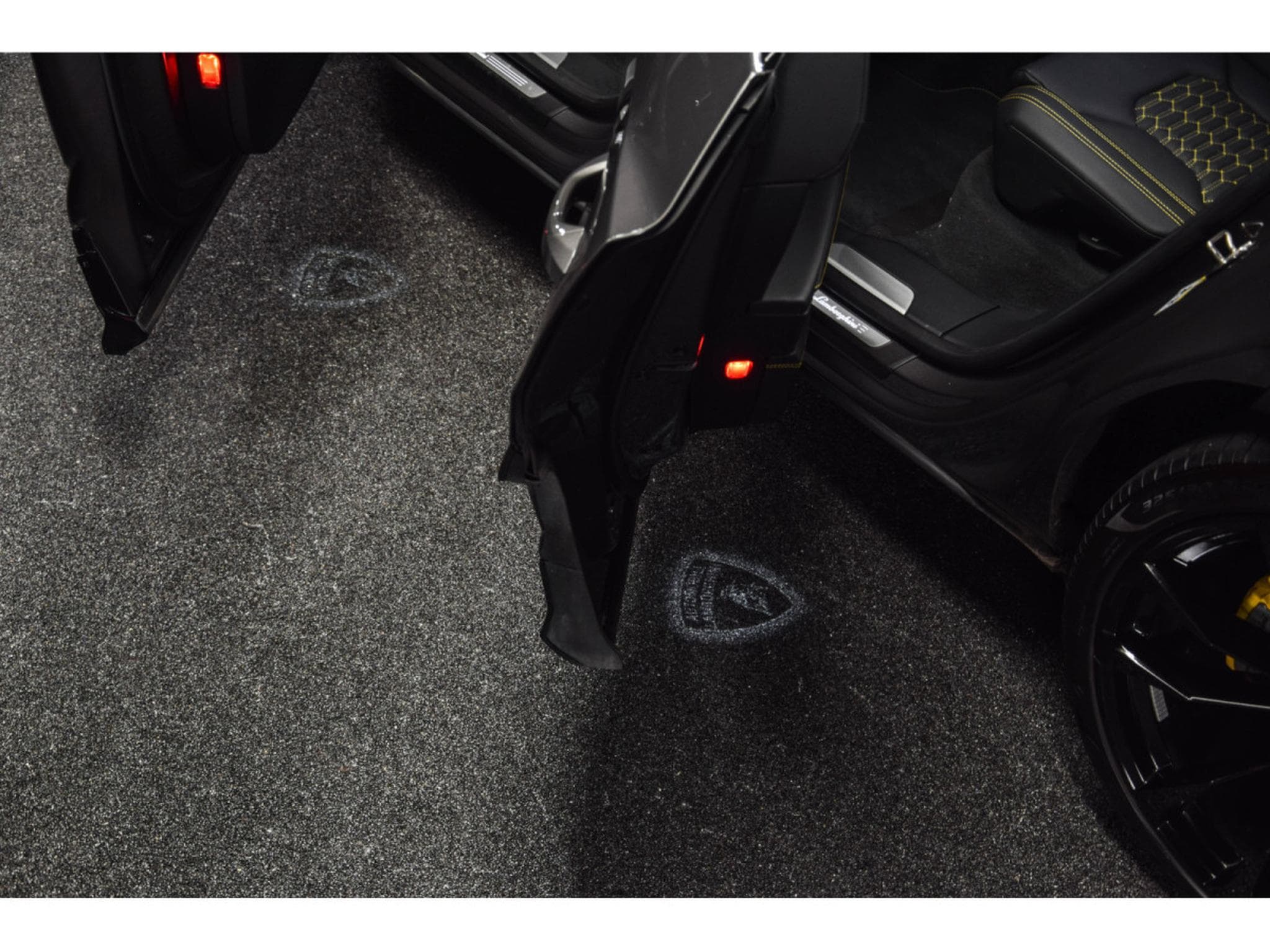 Lamborghini Urus V8 AKRAPOVIC - GRIGIO KERES (2022) - Photo 25