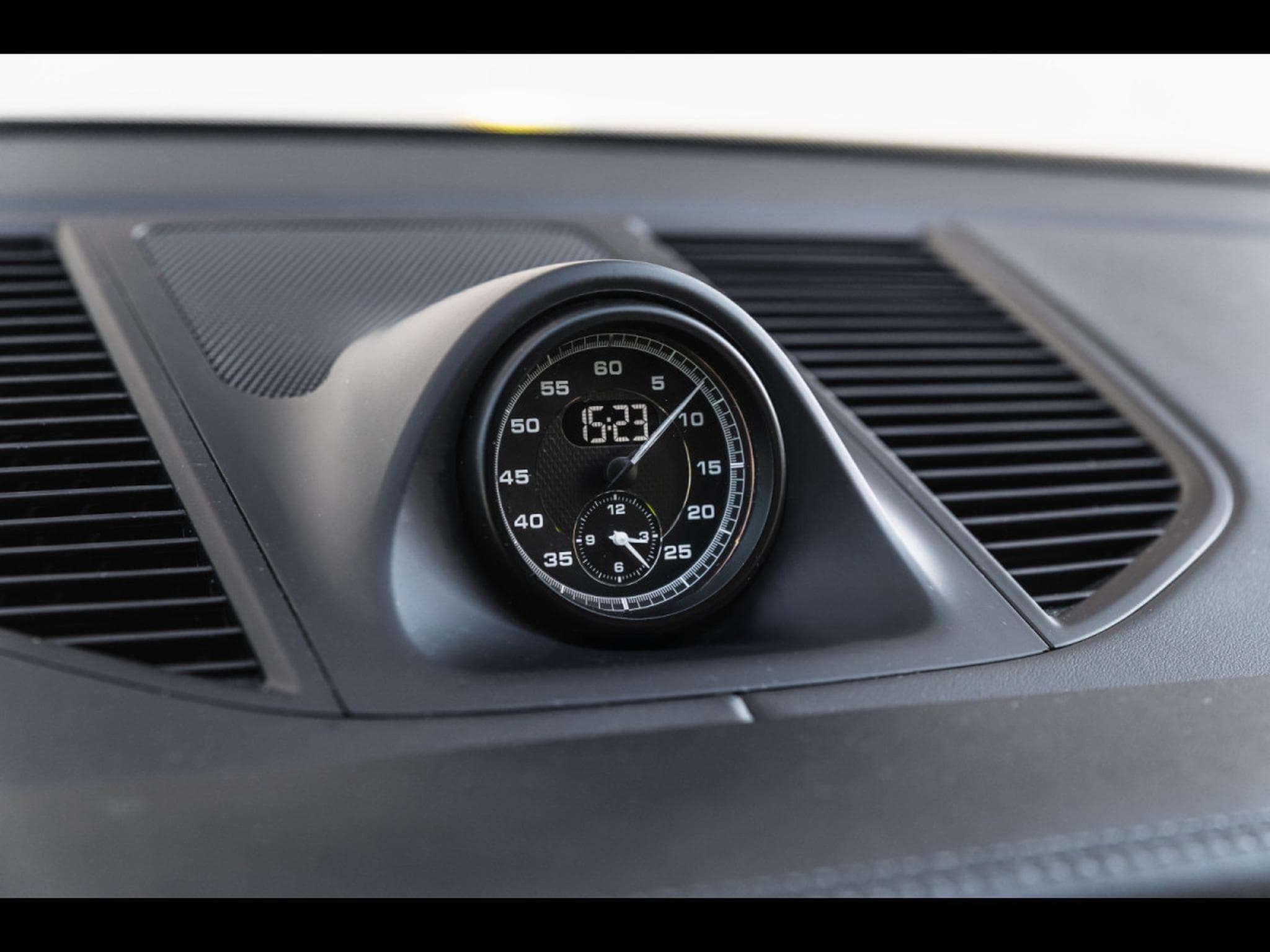 Porsche Macan III T PDK (2023) - Photo 15