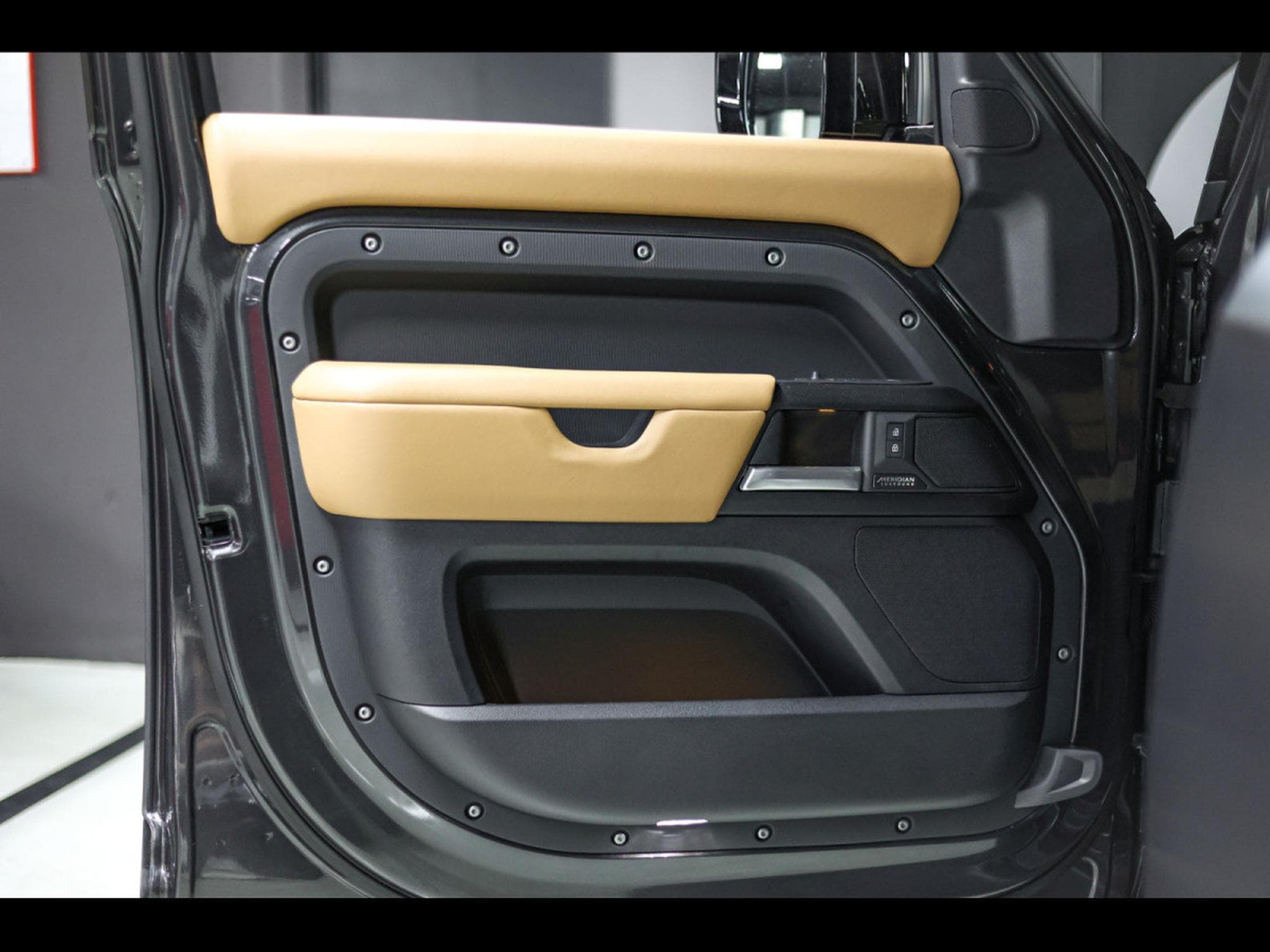 Land-Rover Defender 110 P425 X AWD°XPEL MAT°BLACK PACK (2024) - Photo 10