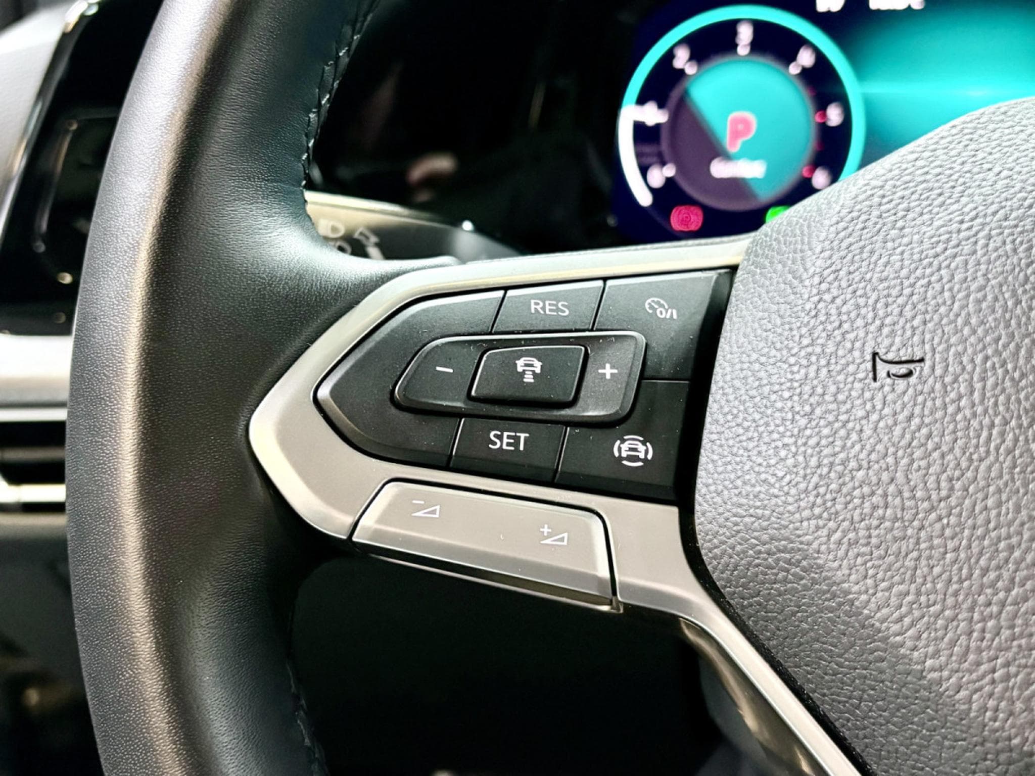 VW Golf Life ACTIVE 2.0 TDI DSG7 150 CV ** Attelage ** Caméra ** (2022) - Foto 11