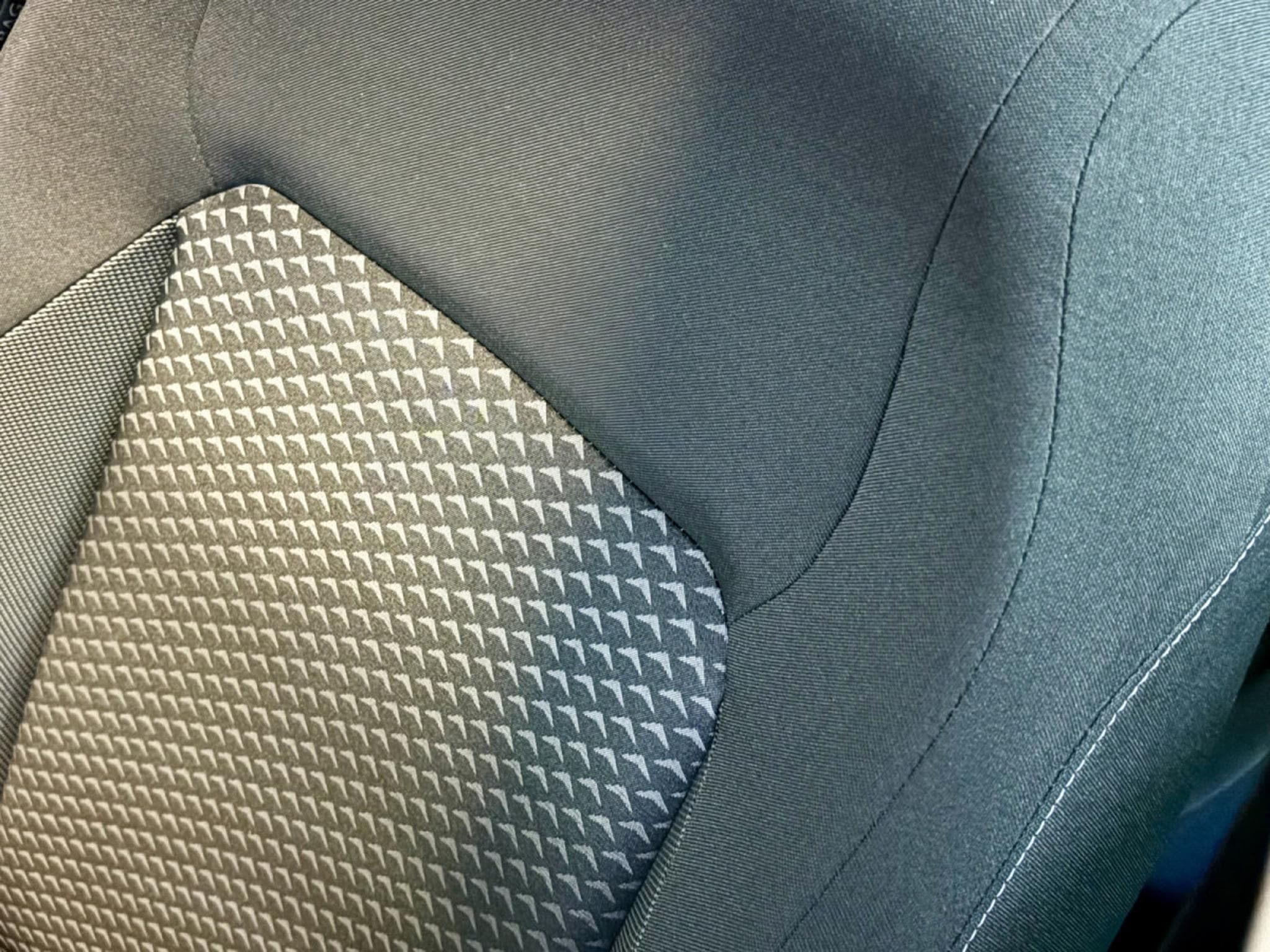 VW Golf Life ACTIVE 2.0 TDI DSG7 150 CV ** Attelage ** Caméra ** (2022) - Foto 8