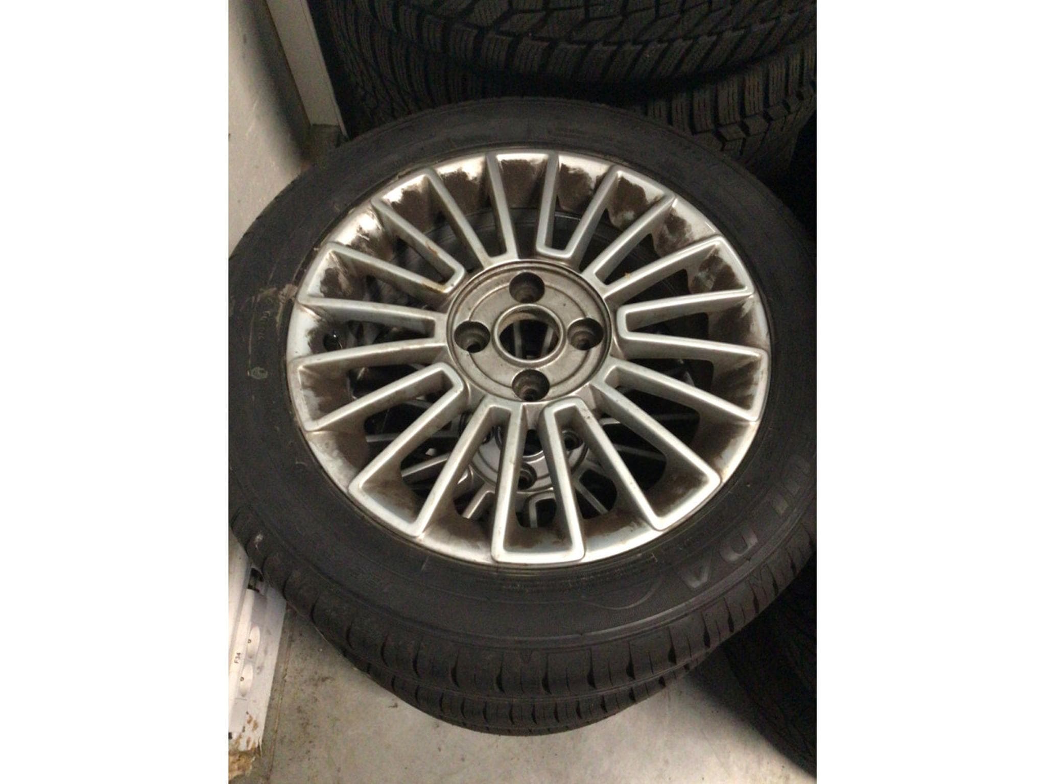 Jantes alu + Pneus é – 15" - Photo 2