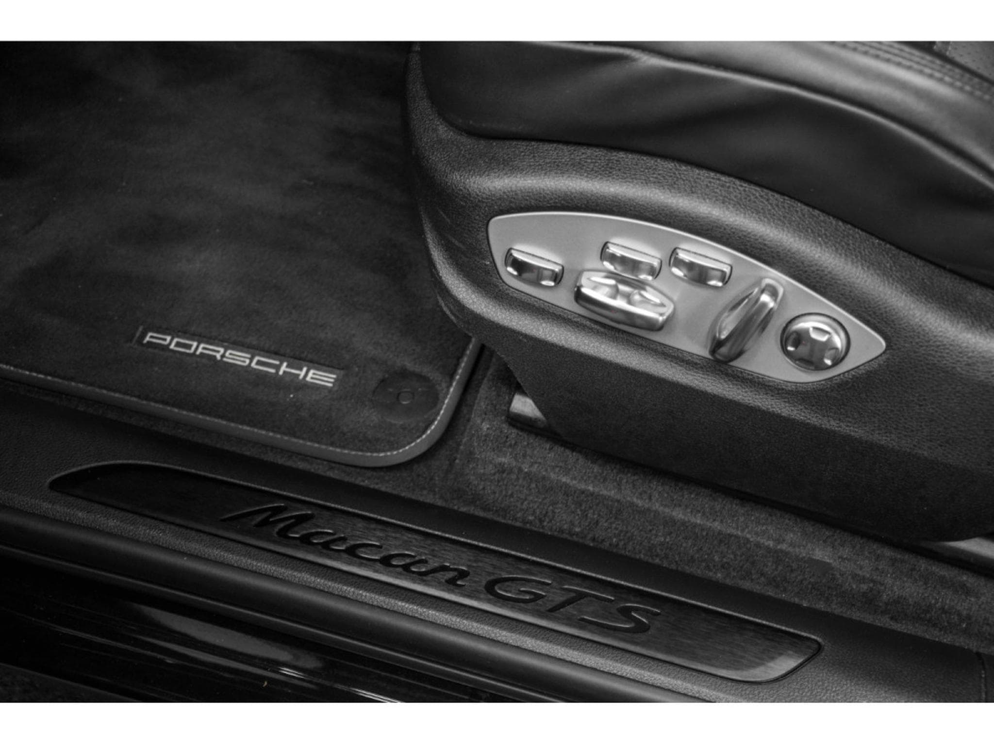 Porsche Macan III GTS (2024) - Photo 16