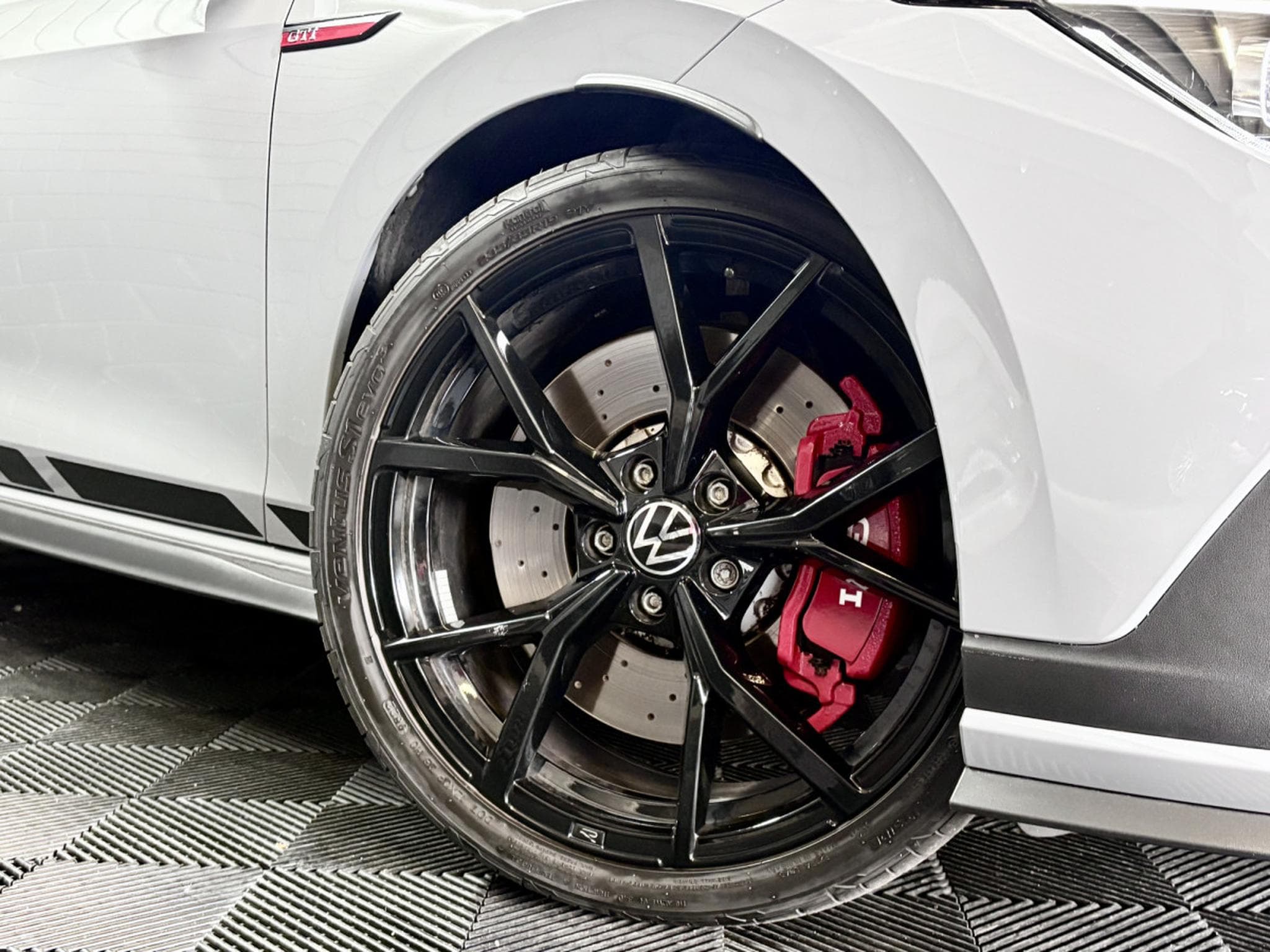 VW Golf GTI Clubsport 2.0 TSI 300CV DSG7 * 19" * ACC * (2022) - Photo 21