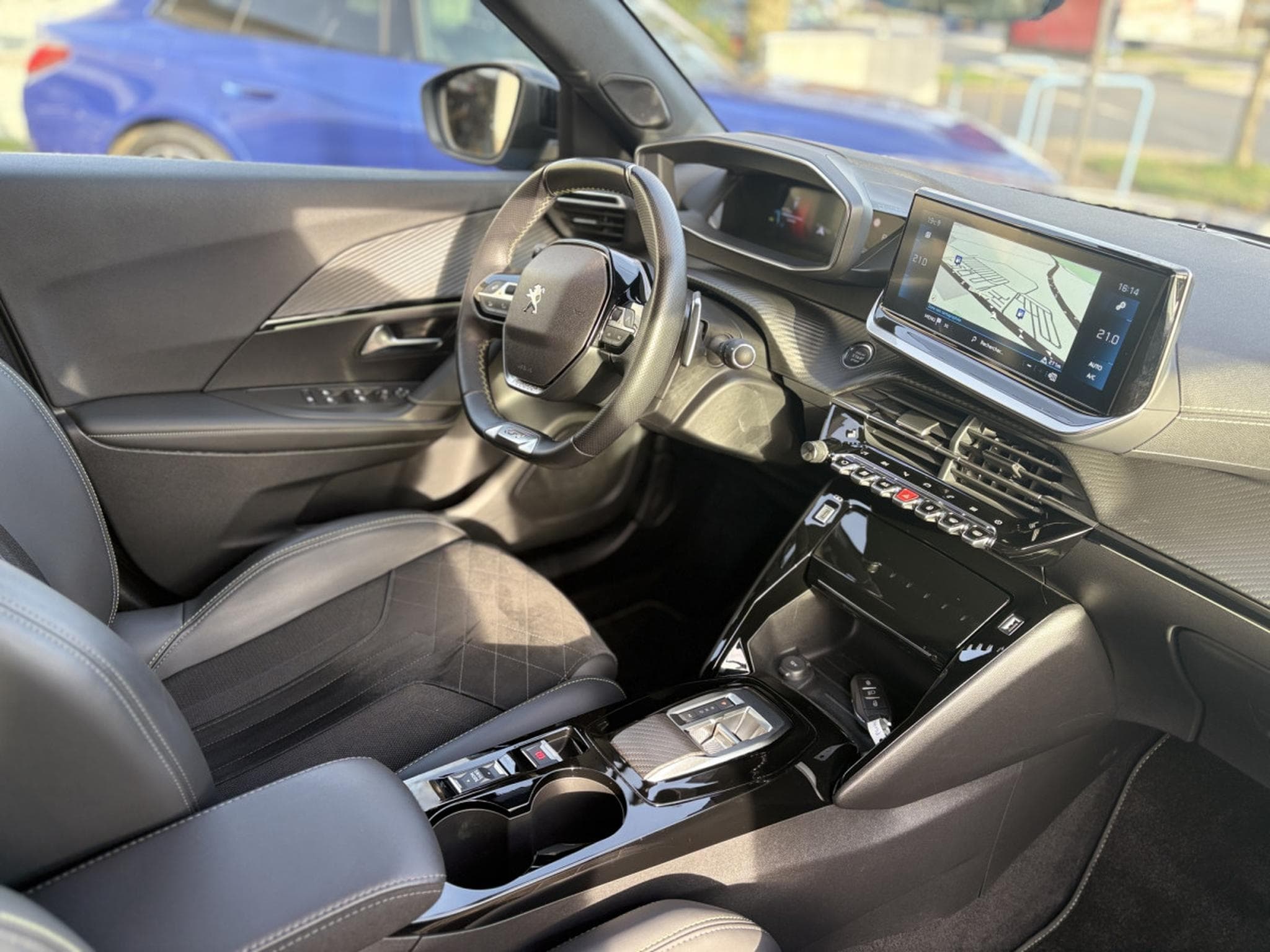 Peugeot 2008 1.5 HDI 130 GT EAT8 * GARANTIE 36 MOIS * (2023) - Photo 3