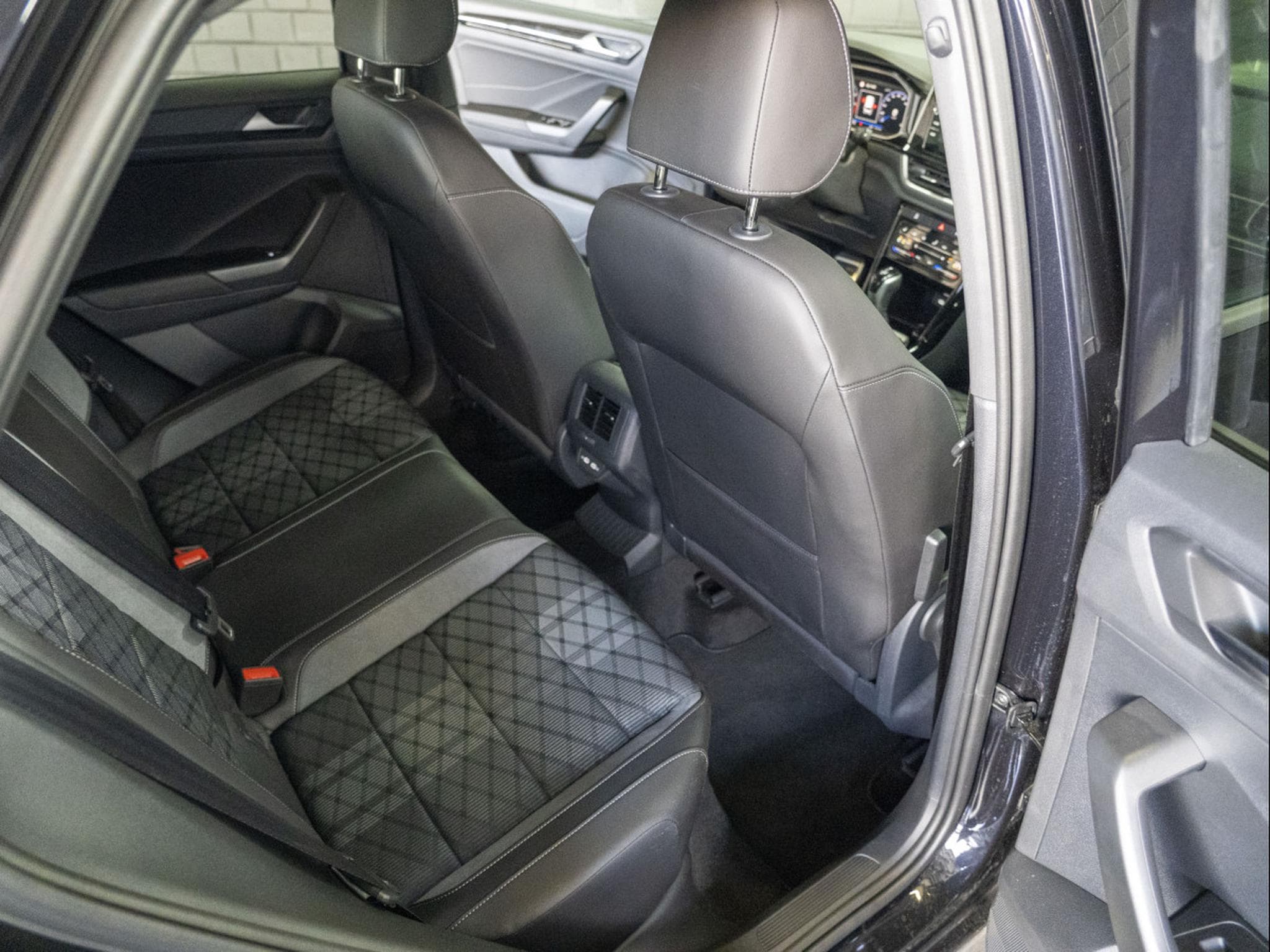 VW T-Roc R-Line 1.5 TSI 150 CV DSG7 *Caméra* *Hayon* *ACC* (2024) - Photo 21