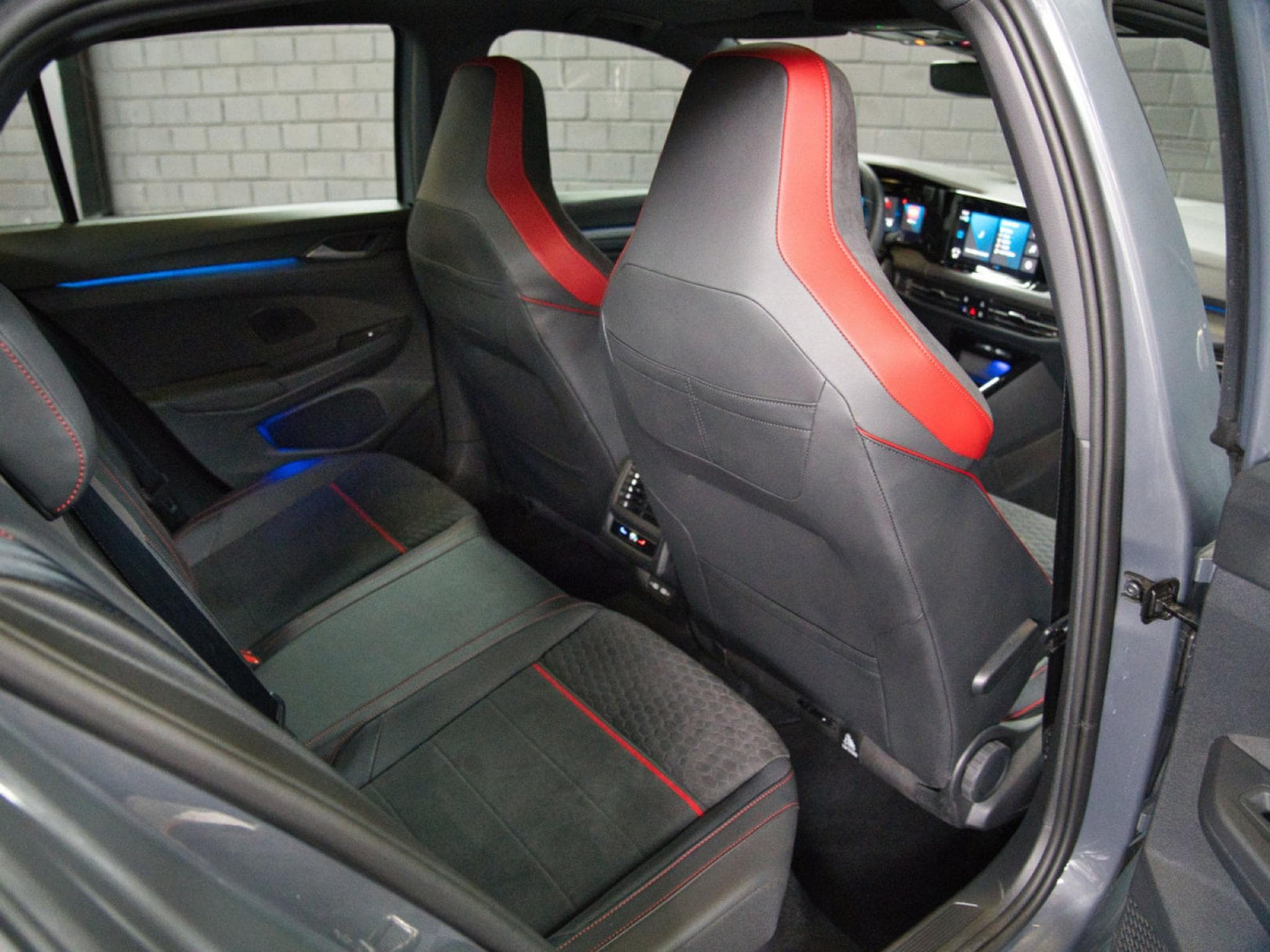 VW Golf GTI Clubsport 2.0 TSI 300CV DSG7 *TOIT PANO* *DCC* (2023) - Photo 18