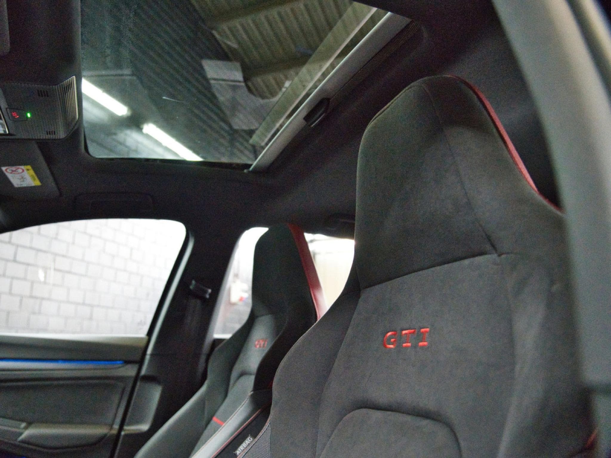 VW Golf GTI Clubsport 2.0 TSI 300CV DSG7 *TOIT PANO* *DCC* (2023) - Photo 8