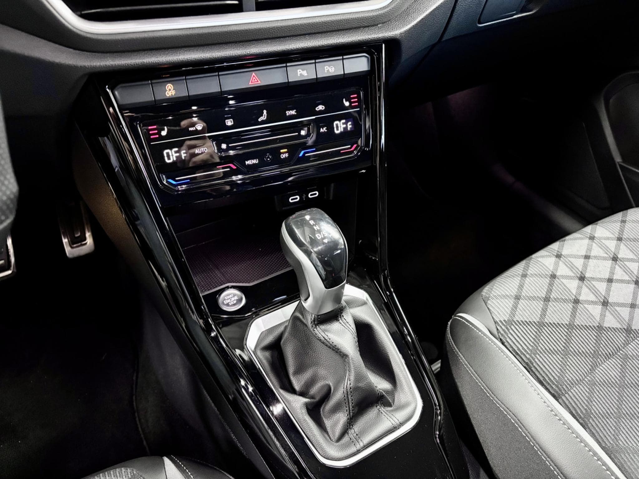 VW T-Roc R-line 150 CV DSG 7 TSI ** Caméra ** ACC ** (2022) - Photo 14