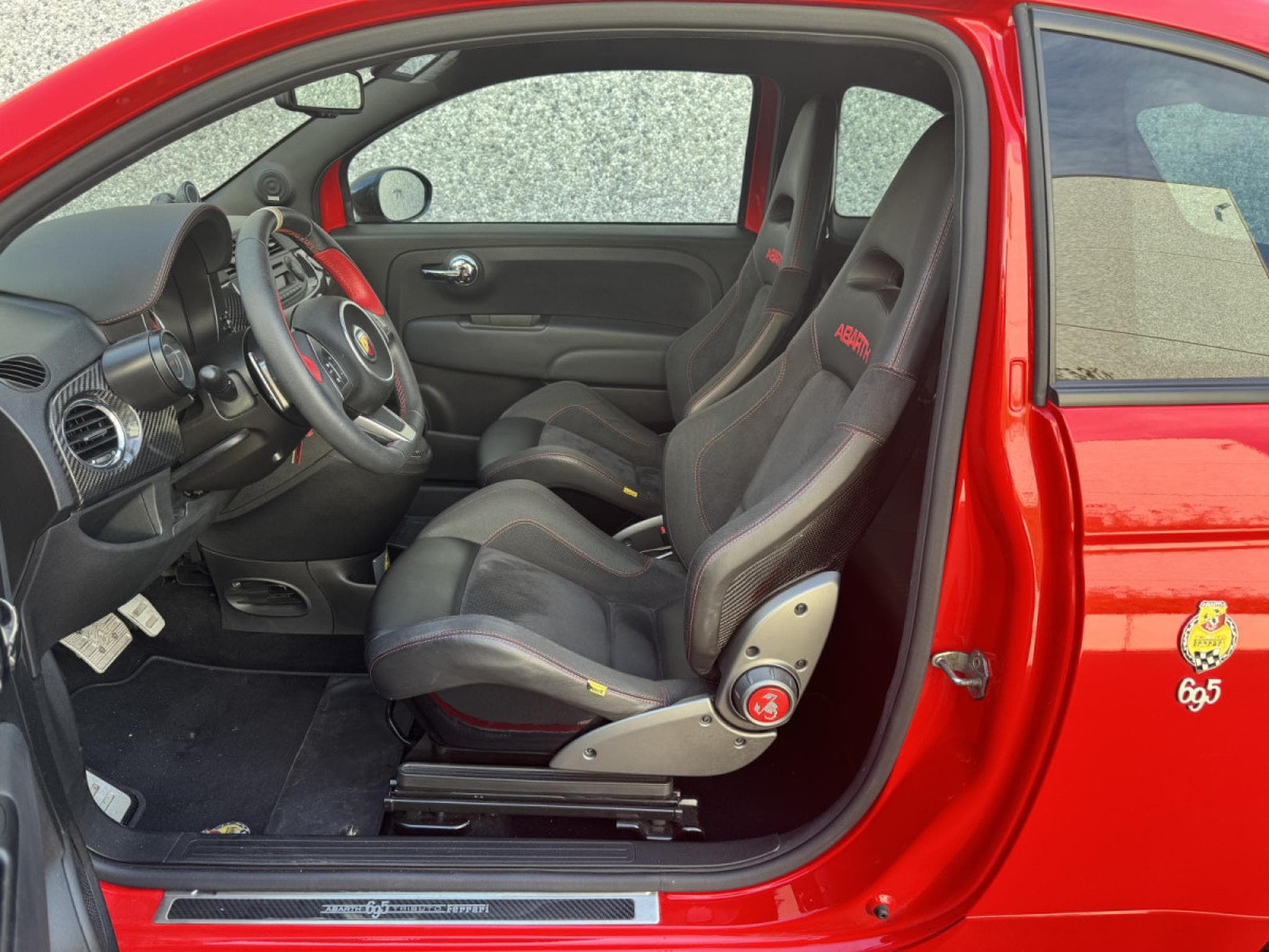 Abarth 695 TRIBUTO FERRARI /CARBON/N°1056/1199 (2011) - Photo 11