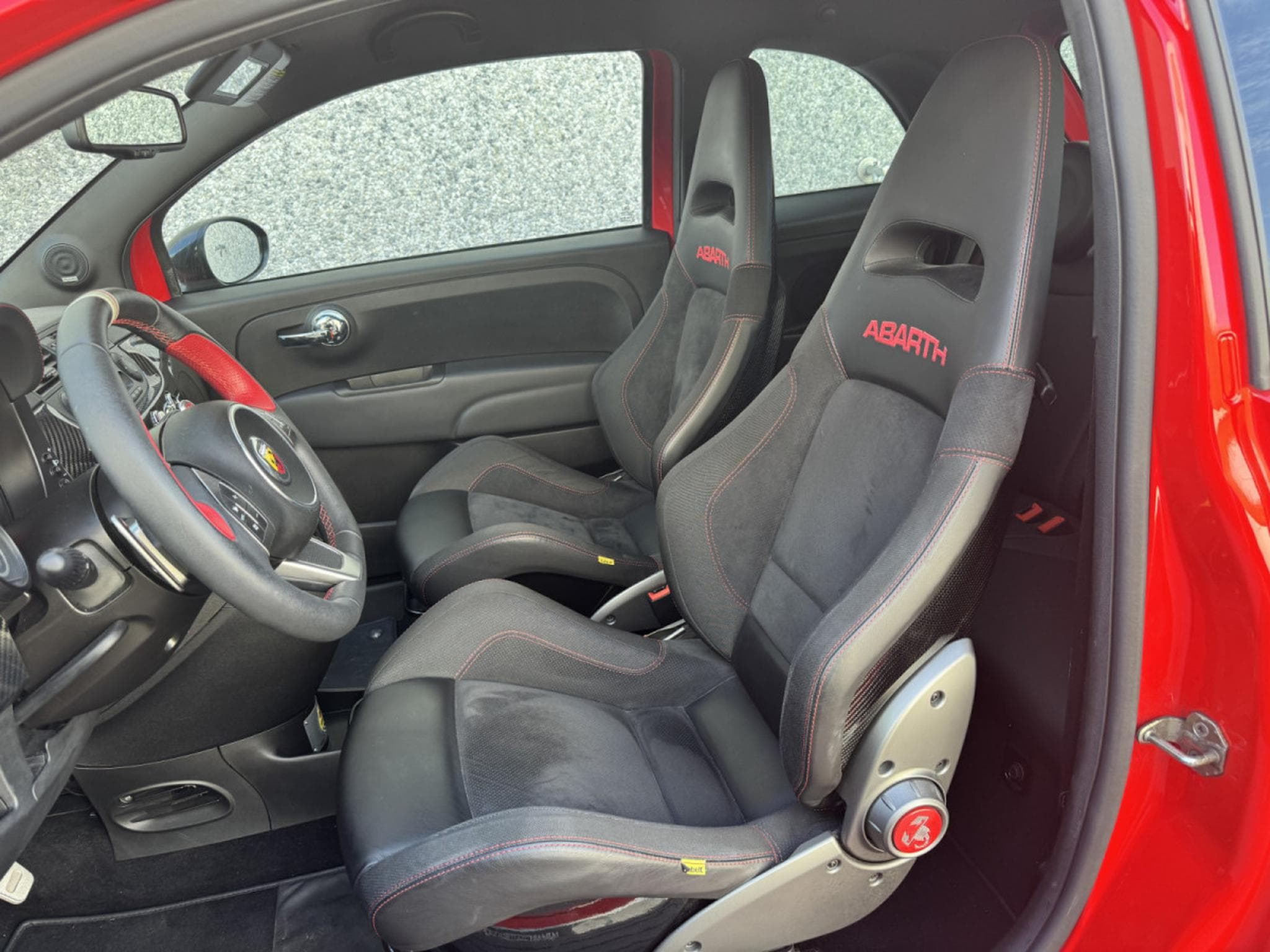 Abarth 695 TRIBUTO FERRARI /CARBON/N°1056/1199 (2011) - Photo 2