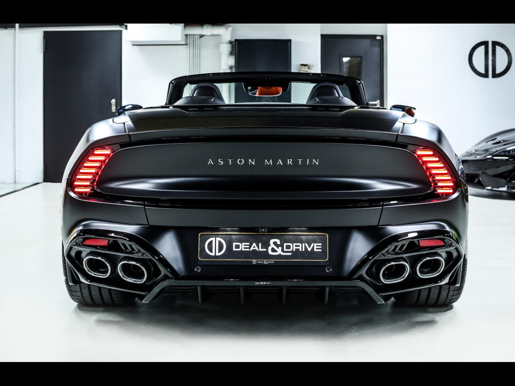 Aston-Martin Vanquish III VOLANTE V12 BI-TURBO 5.2°XPEL STEALTH (2025) - Foto 4