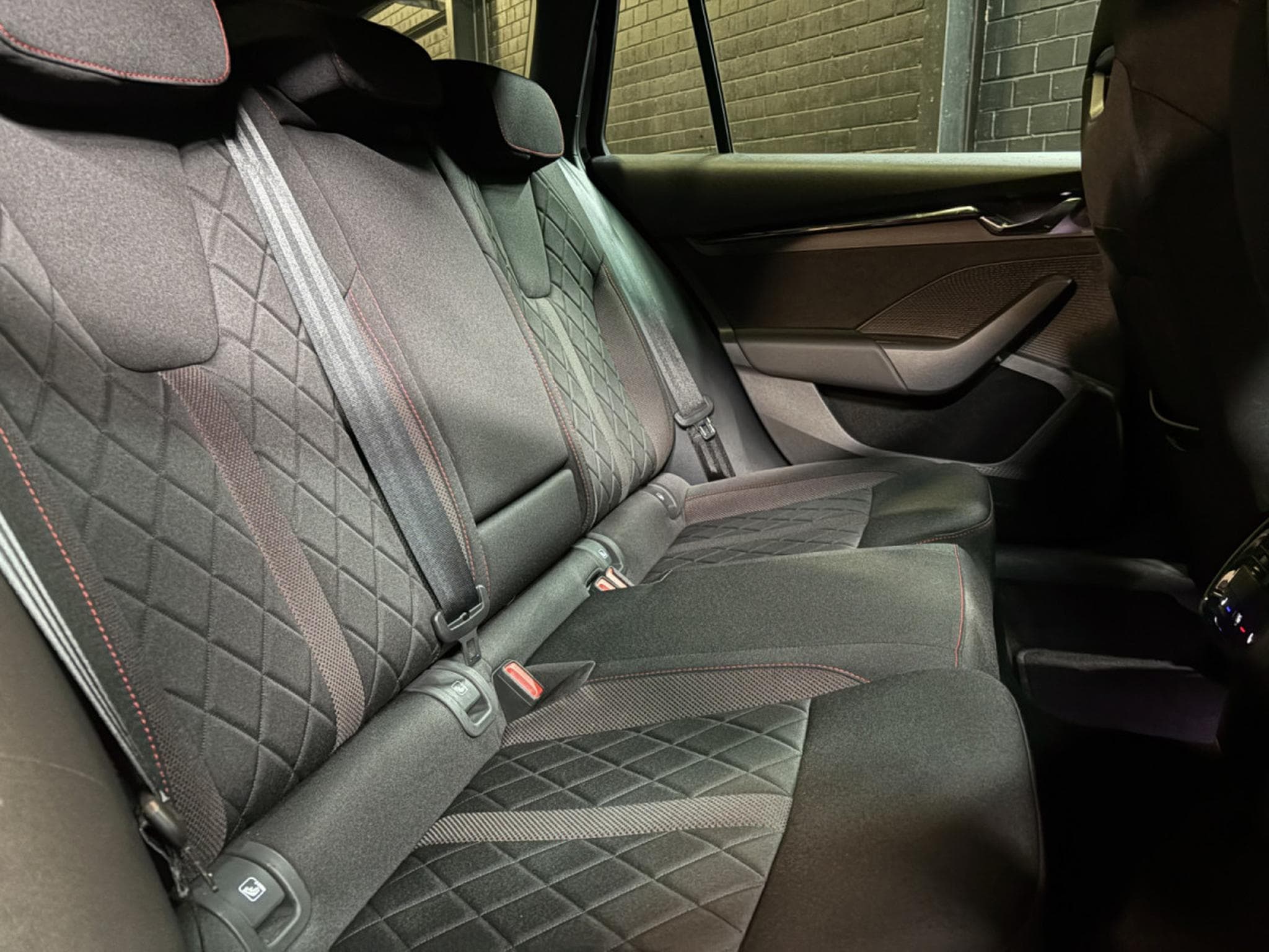 Skoda Octavia RS iV Combi PHEV 245 CV *MATRIX* *Sièges Chauff* (2022) - Foto 19