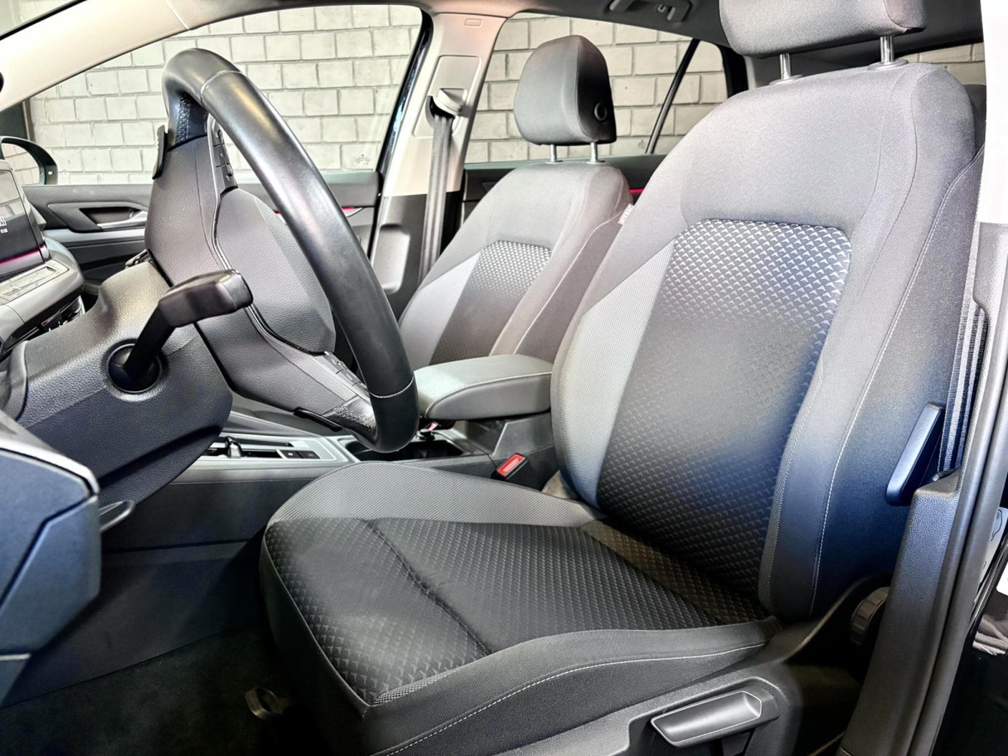 VW Golf Life ACTIVE 2.0 TDI DSG7 150 CV ** Attelage ** Caméra ** (2022) - Photo 7