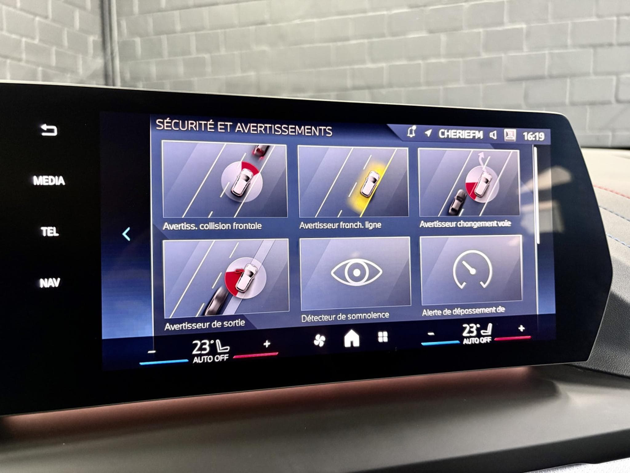 BMW 120 120i M-Sport 170CV  *Sièges Chauffants* Shadow Line * (2025) - Photo 20