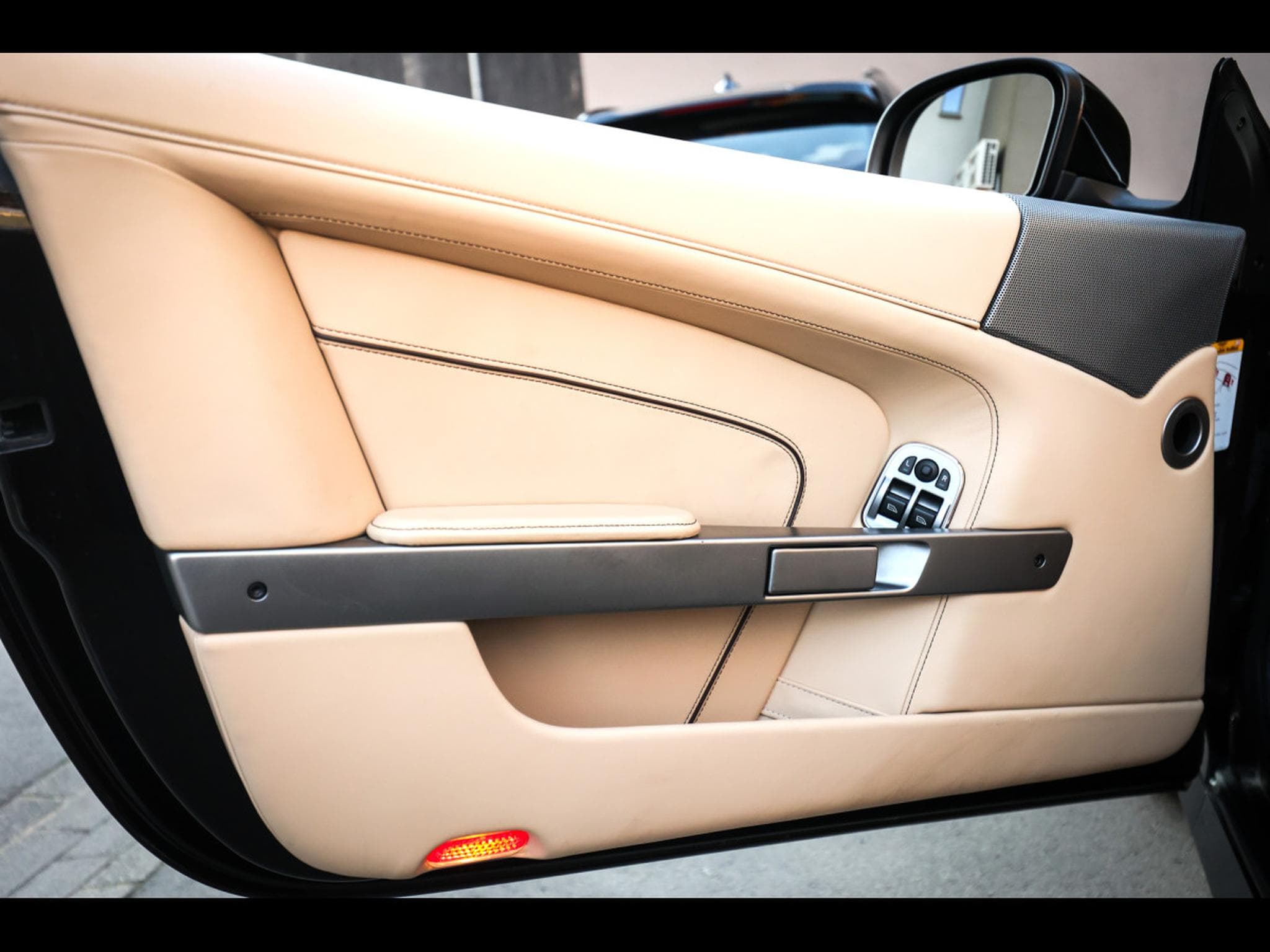 Aston-Martin Virage VOLANTE 6.0 V12 TOUCHTRONIC II – MARRON BLACK (2013) - Photo 11