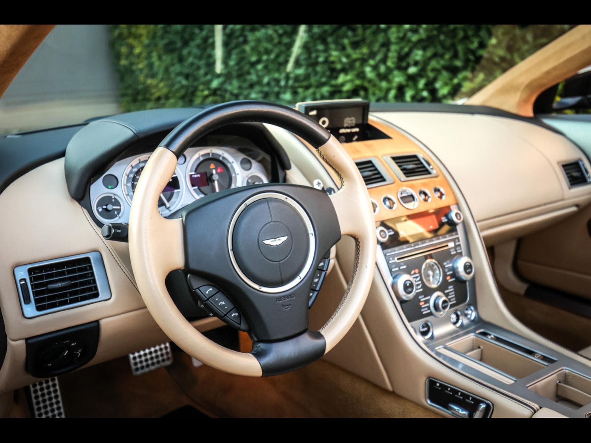 Aston-Martin Virage VOLANTE 6.0 V12 TOUCHTRONIC II – MARRON BLACK (2013) - Photo 12