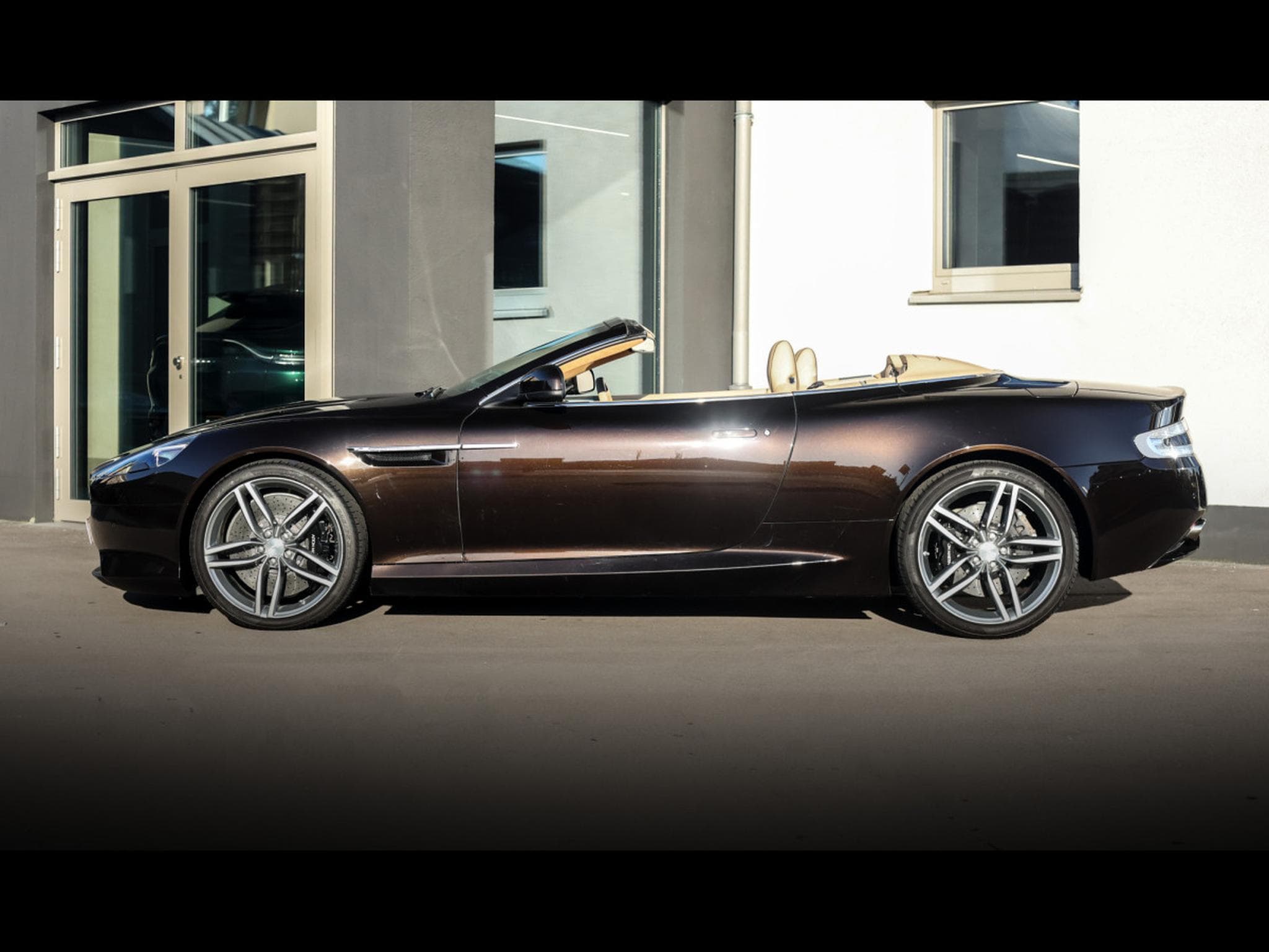 Aston-Martin Virage VOLANTE 6.0 V12 TOUCHTRONIC II – MARRON BLACK (2013) - Photo 2
