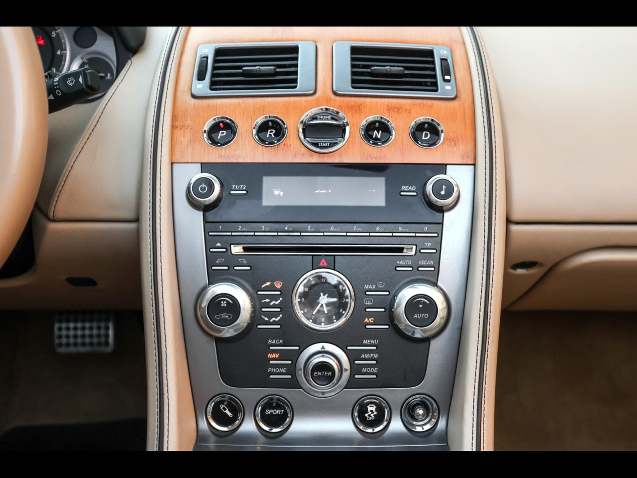 Aston-Martin Virage VOLANTE 6.0 V12 TOUCHTRONIC II – MARRON BLACK (2013) - Photo 22