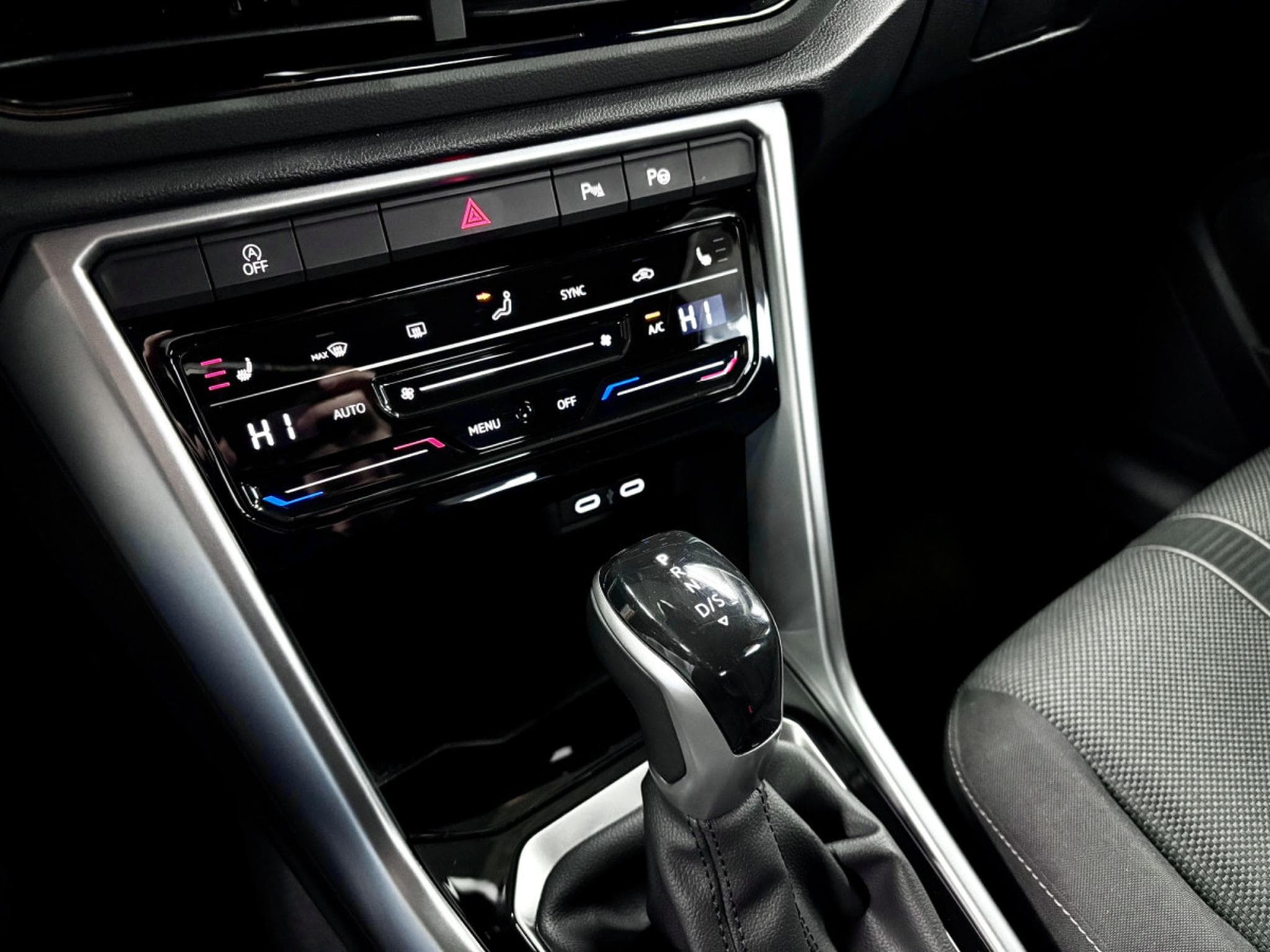 VW T-Roc Life 150 CV TSI DSG7 ** Attelage ** Pneus 4 Saisons** (2024) - Foto 13