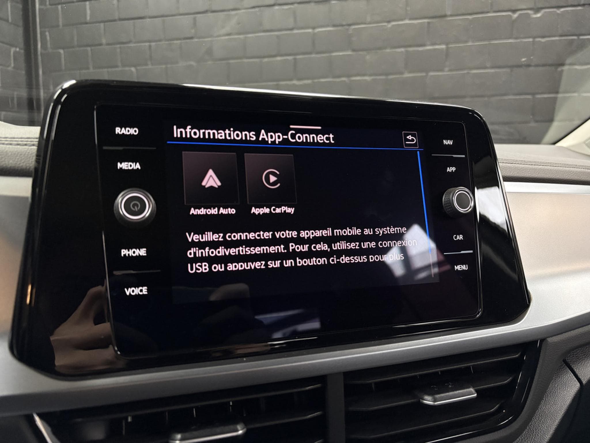 VW T-Roc Life 150 CV TSI DSG7 ** Attelage ** Pneus 4 Saisons** (2024) - Foto 16