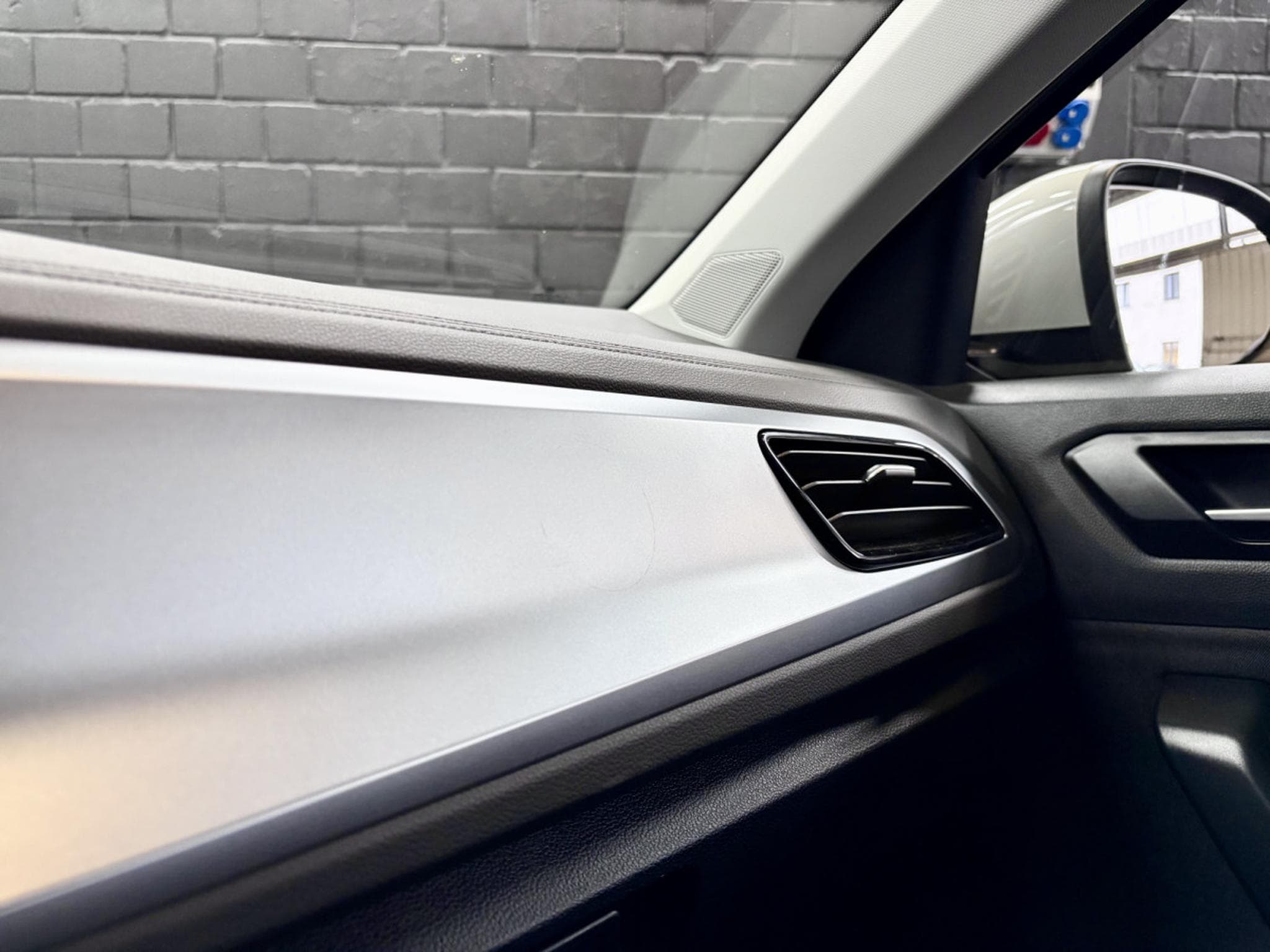 VW T-Roc Life 150 CV TSI DSG7 ** Attelage ** Pneus 4 Saisons** (2024) - Foto 18