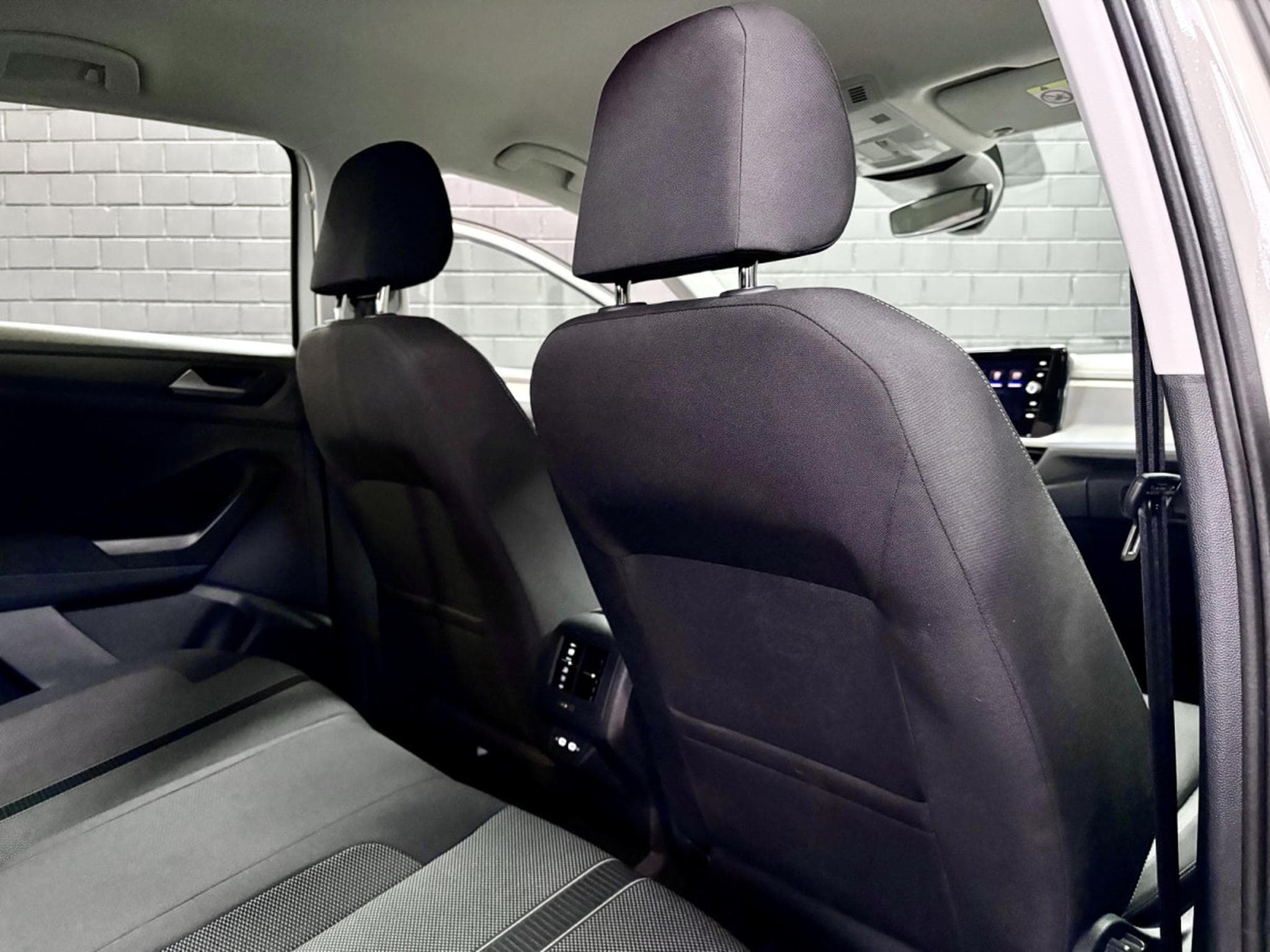 VW T-Roc Life 150 CV TSI DSG7 ** Attelage ** Pneus 4 Saisons** (2024) - Foto 19