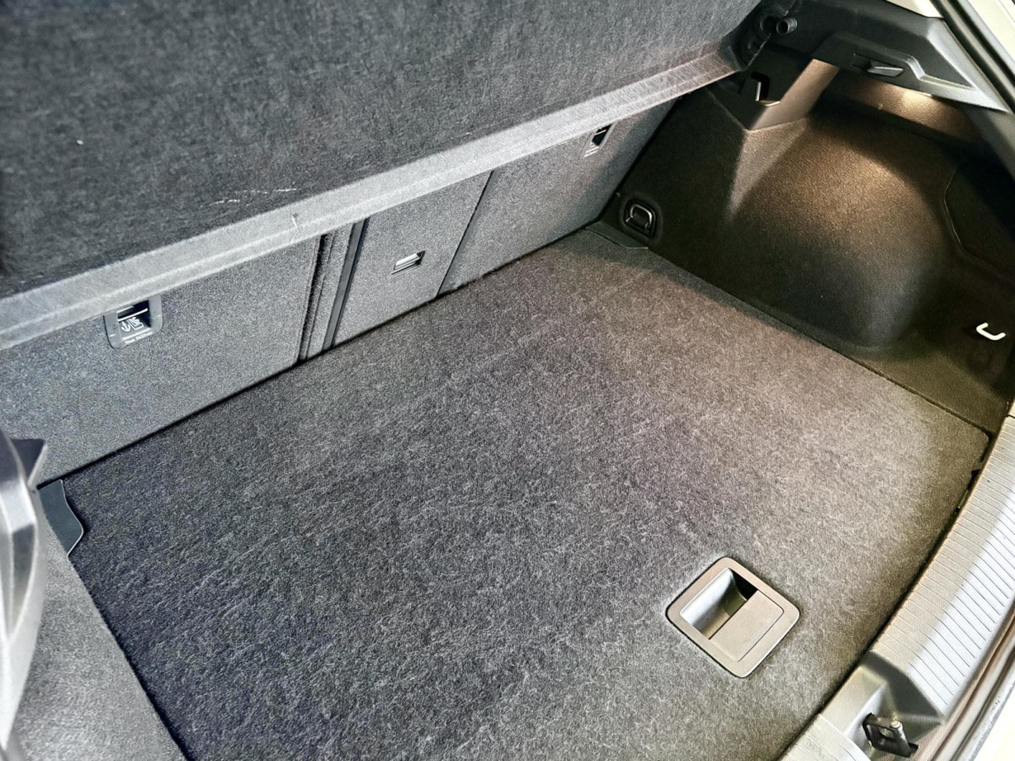 VW T-Roc Life 150 CV TSI DSG7 ** Attelage ** Pneus 4 Saisons** (2024) - Foto 21