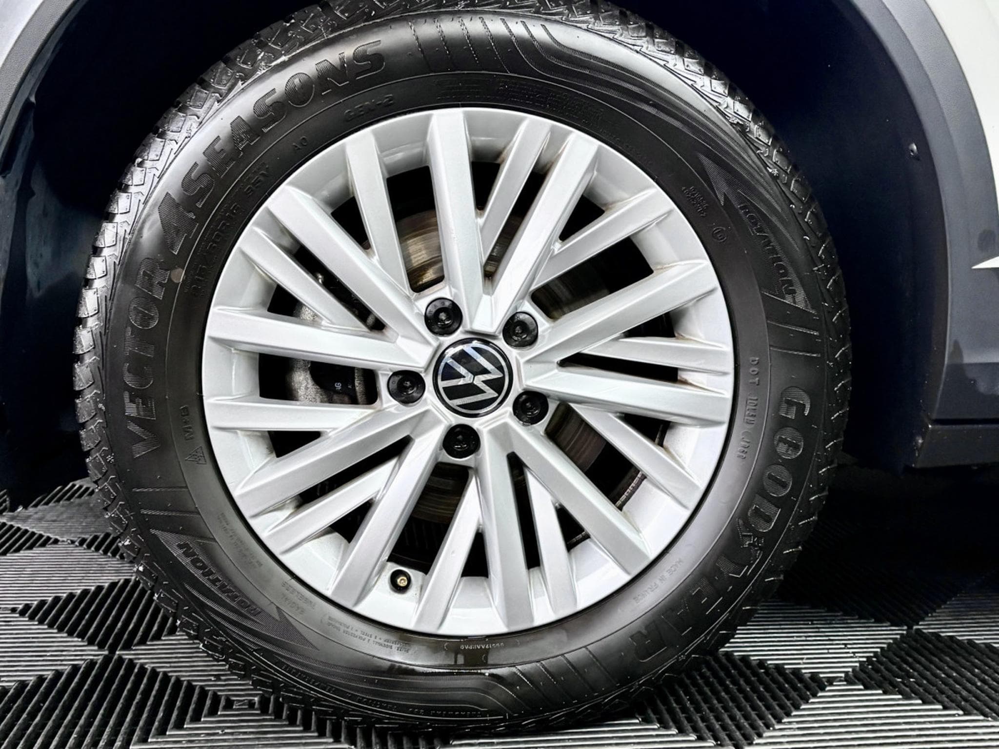 VW T-Roc Life 150 CV TSI DSG7 ** Attelage ** Pneus 4 Saisons** (2024) - Foto 23