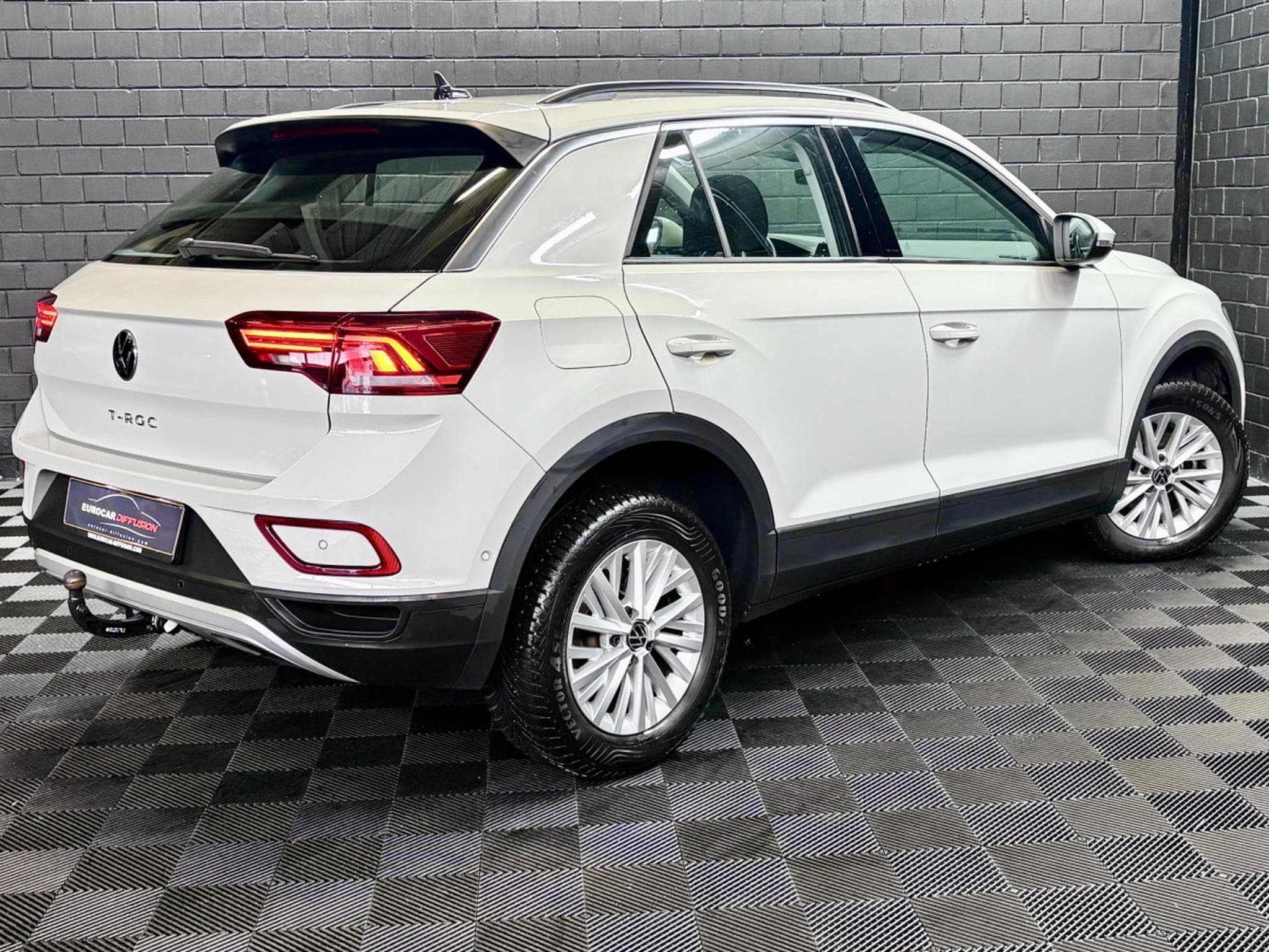 VW T-Roc Life 150 CV TSI DSG7 ** Attelage ** Pneus 4 Saisons** (2024) - Foto 6