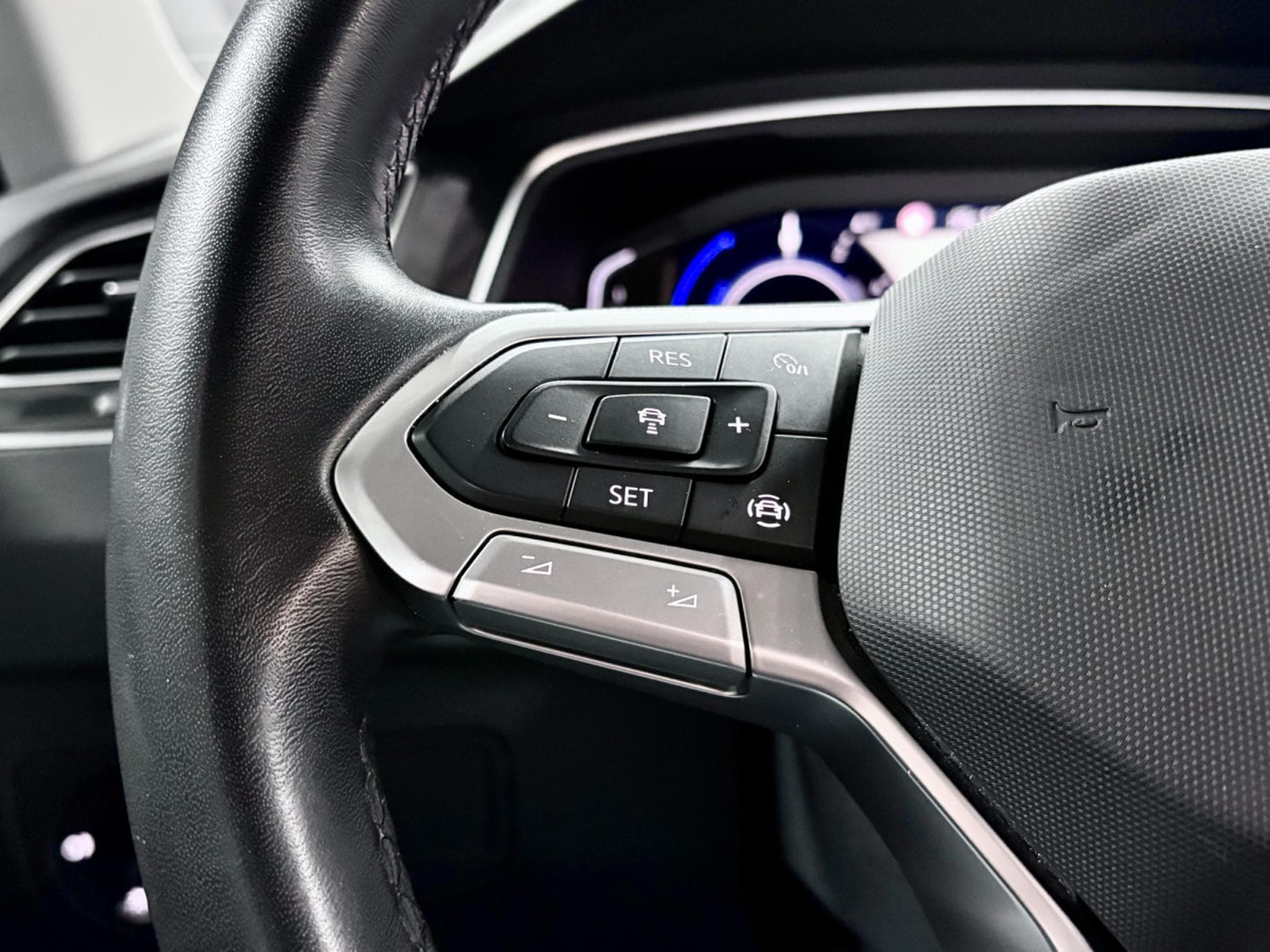 VW Tiguan Life ACTIVE 1.4 eHybrid TSI 245CV DSG6 *Attelage* *Caméra* (2022) - Foto 11